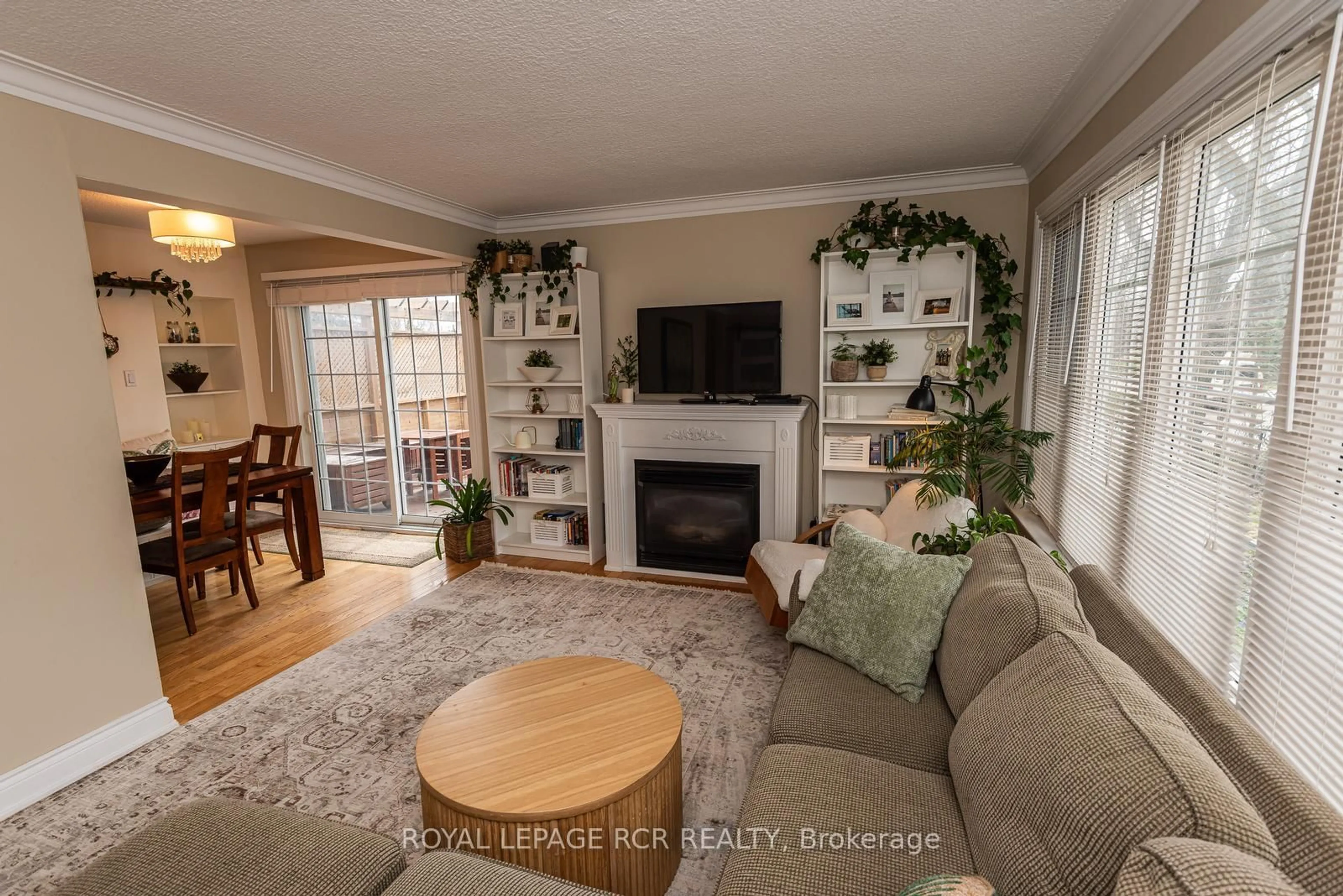 Living room with furniture, wood/laminate floor for 27 Boothbay Cres, Newmarket Ontario L3Y 1X6