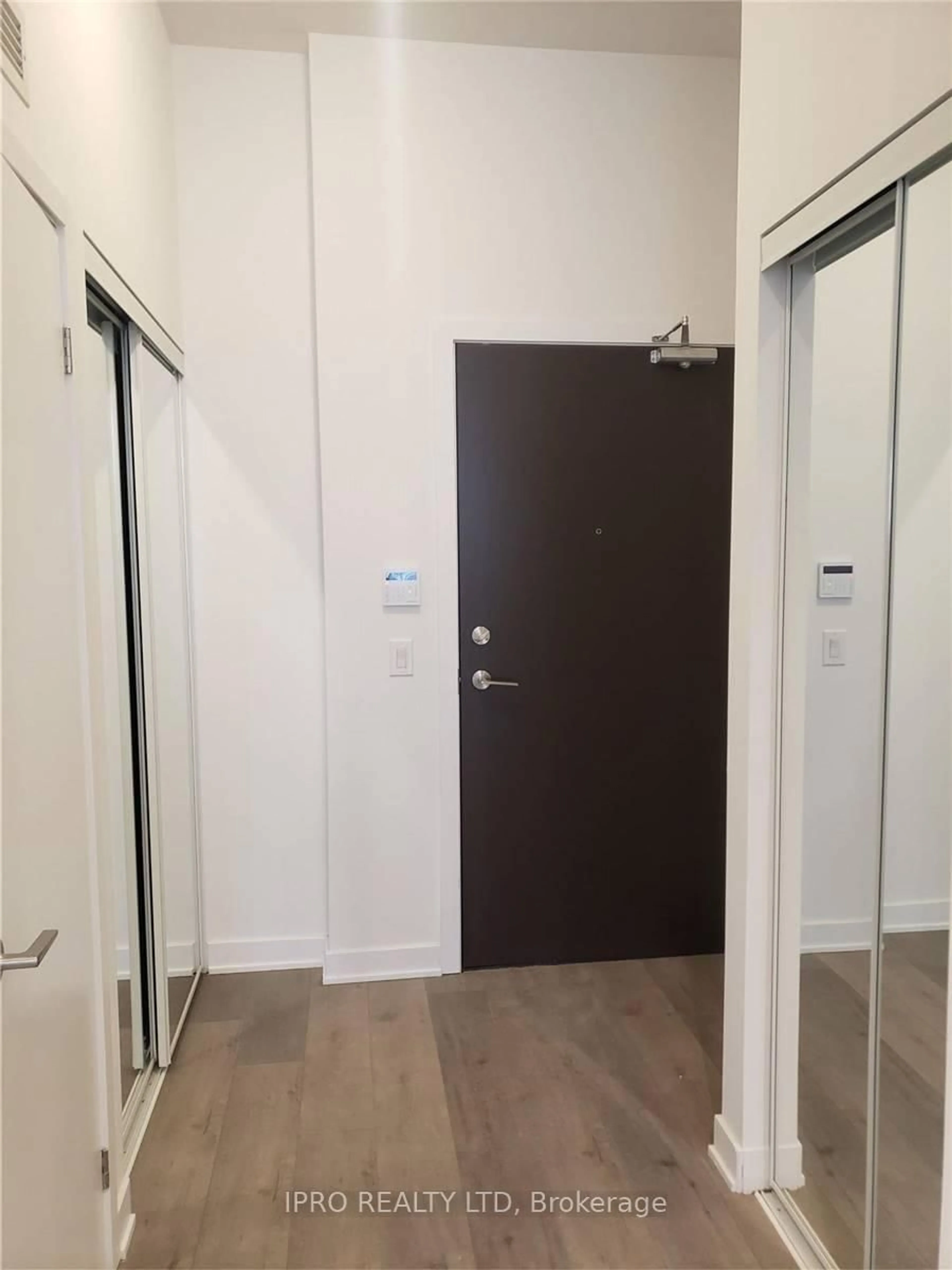 Indoor foyer for 38 Honeycrisp Cres, Vaughan Ontario L4K 0M8
