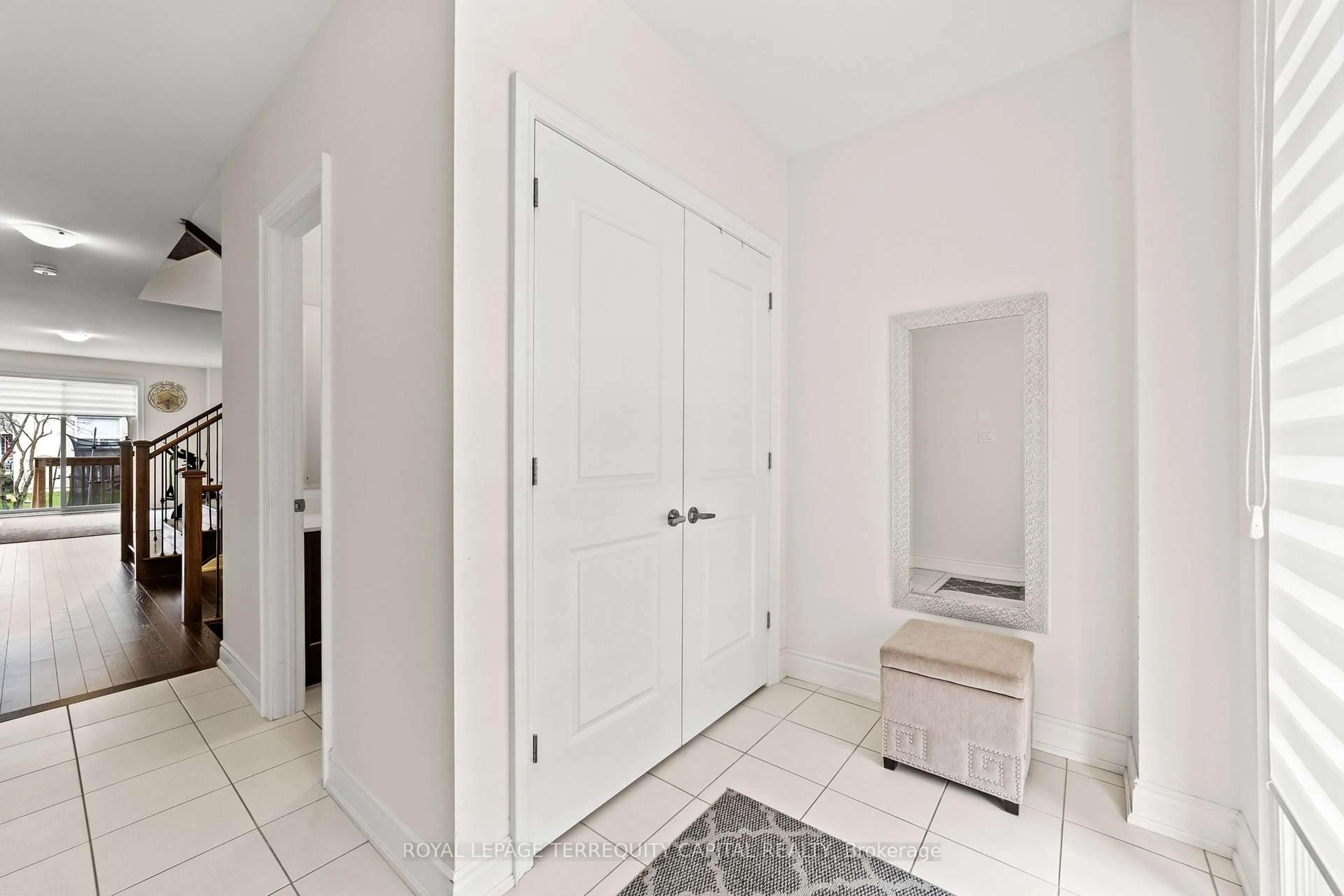 Indoor entryway for 539 New England Crt, Newmarket Ontario L3X 0M5