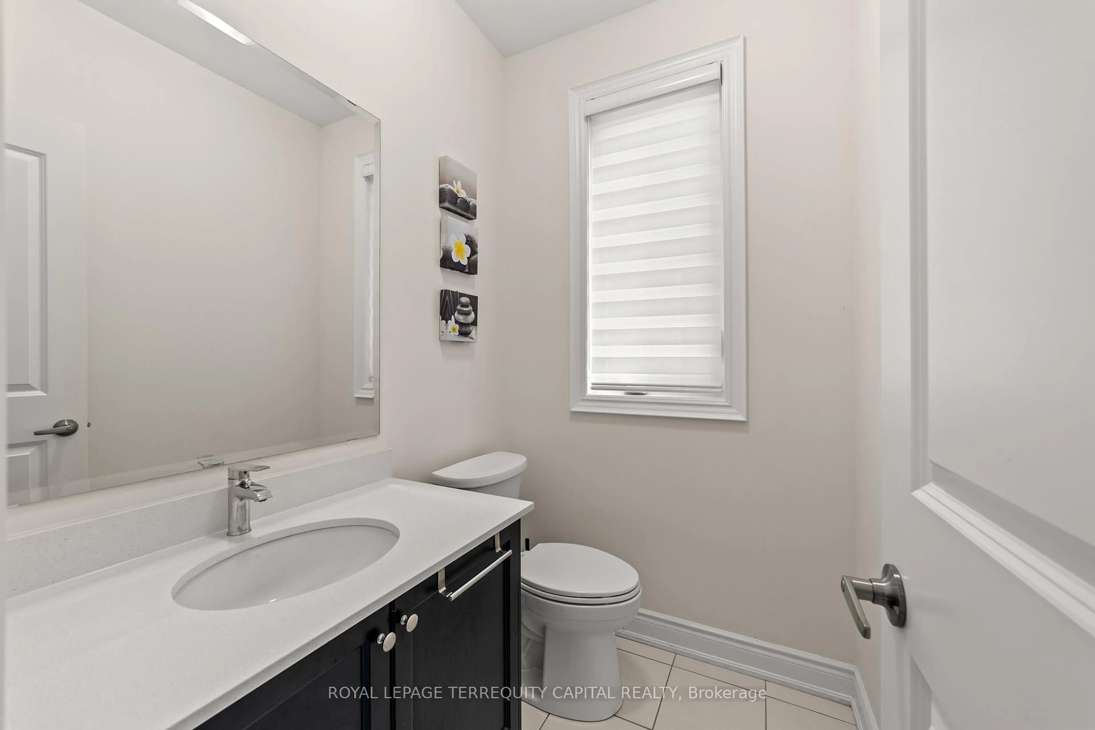 Standard bathroom, ceramic/tile floor for 539 New England Crt, Newmarket Ontario L3X 0M5