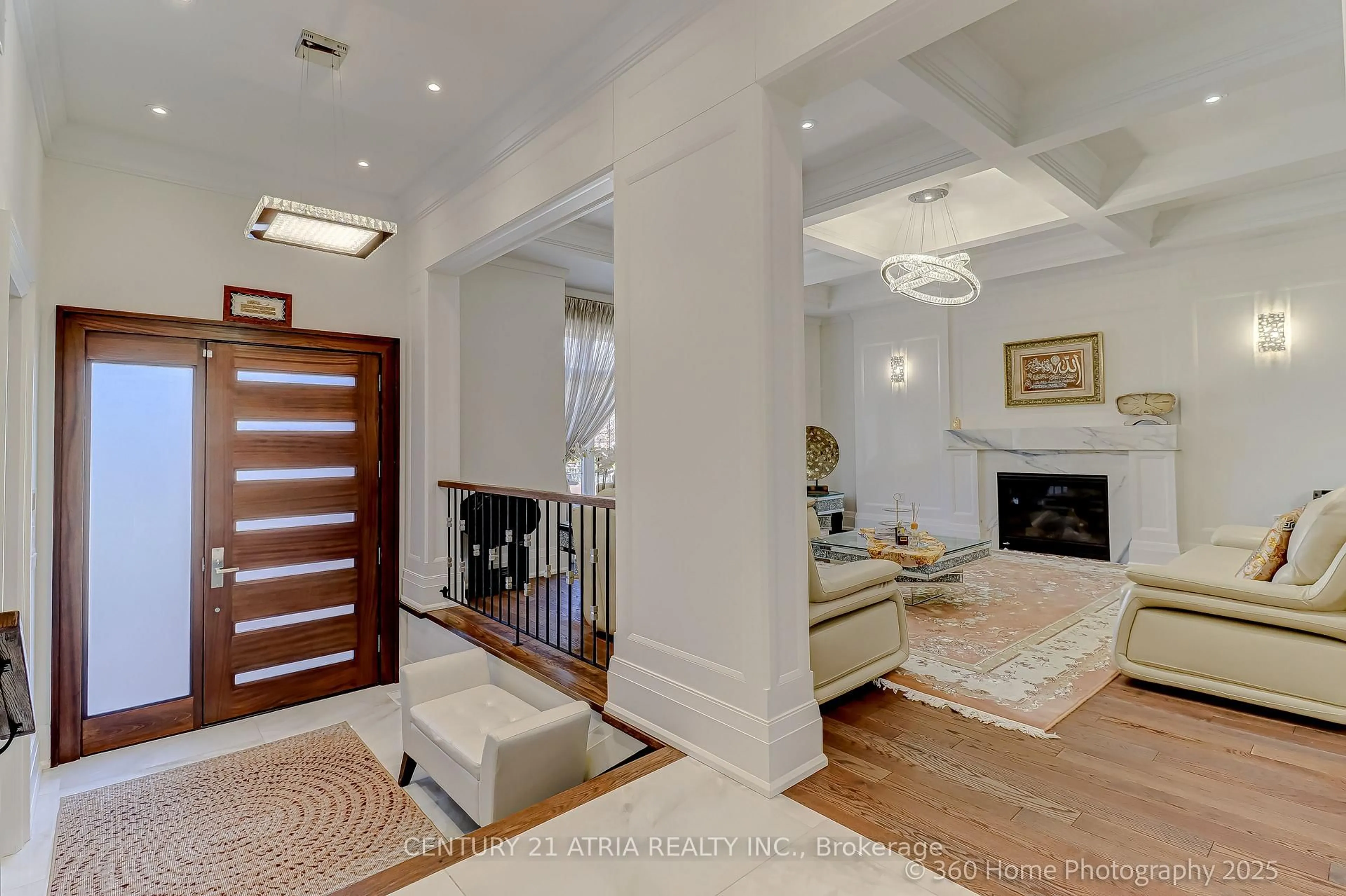 Indoor entryway for 101 Spruce Ave, Richmond Hill Ontario L4C 6V9