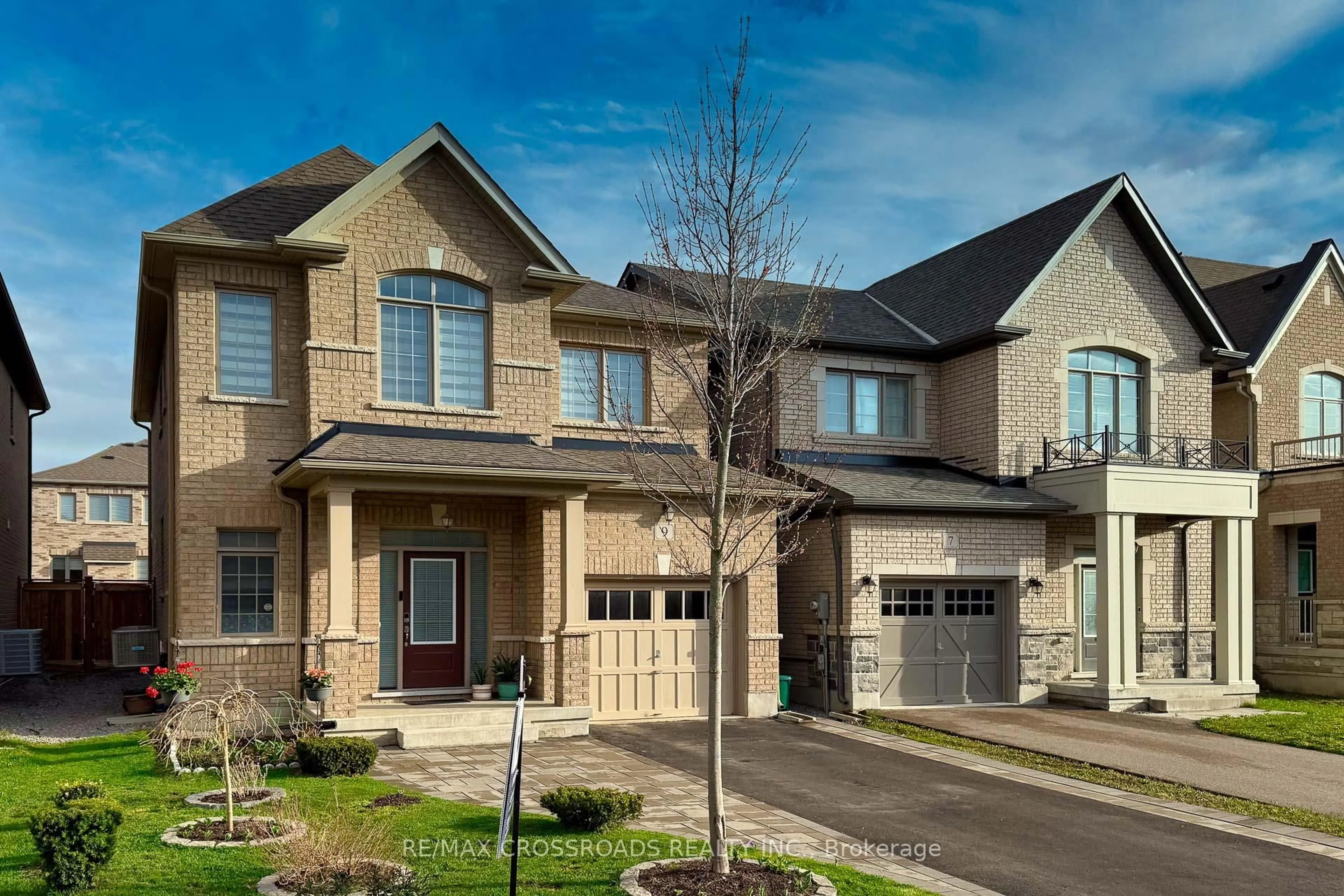 Home with brick exterior material, street for 9 Temple Ave, East Gwillimbury Ontario L9N 0P2