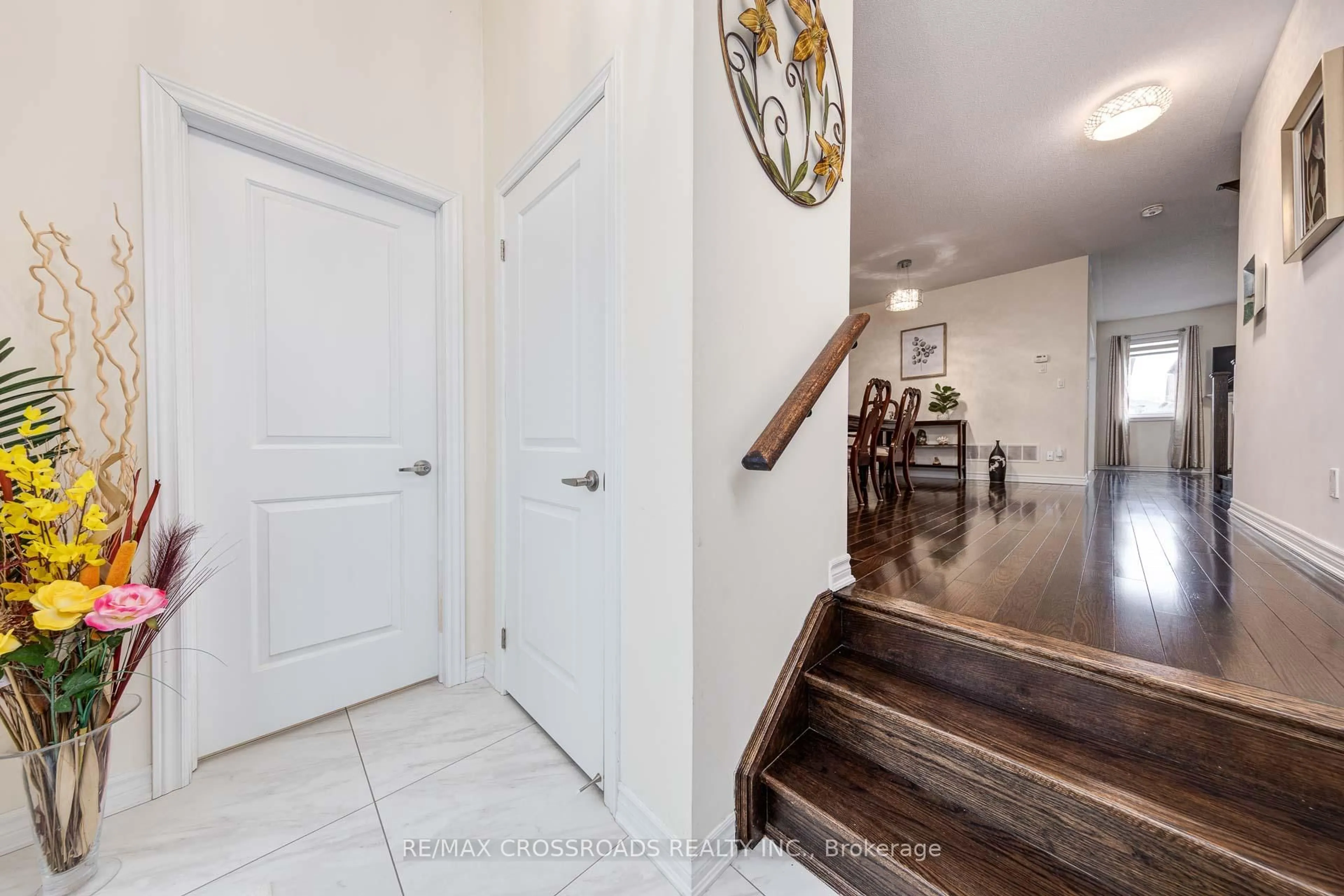Indoor entryway for 9 Temple Ave, East Gwillimbury Ontario L9N 0P2