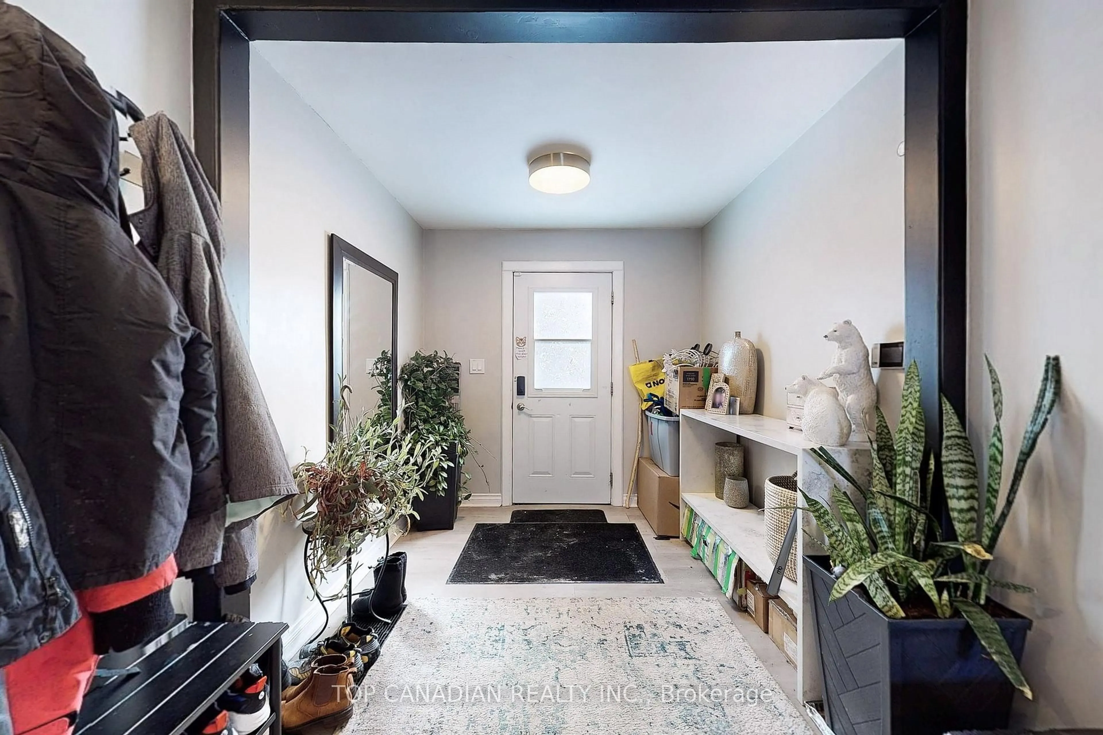 Indoor entryway for 772 Happy Vale Dr, Innisfil Ontario L9S 2E5