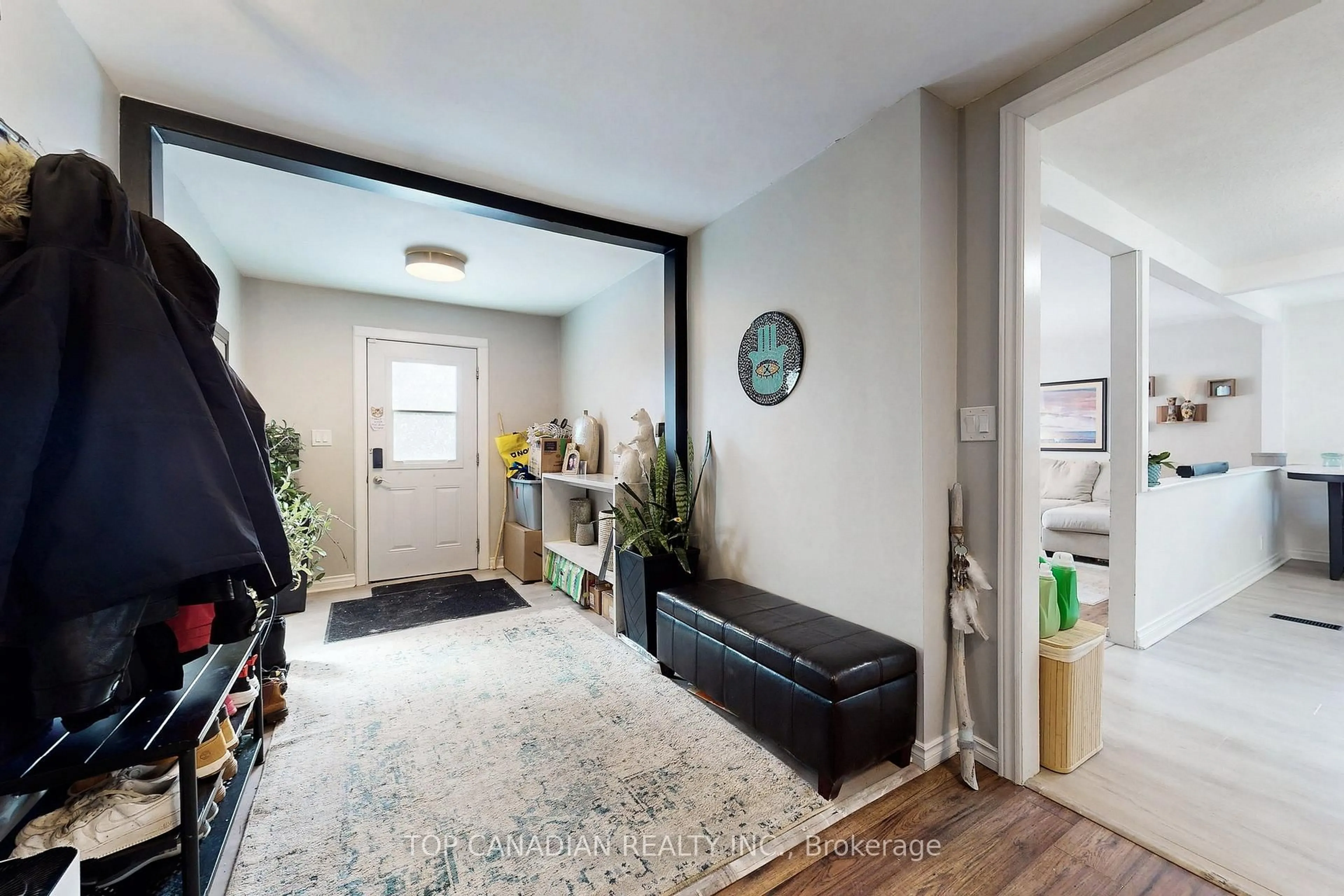 Indoor entryway for 772 Happy Vale Dr, Innisfil Ontario L9S 2E5