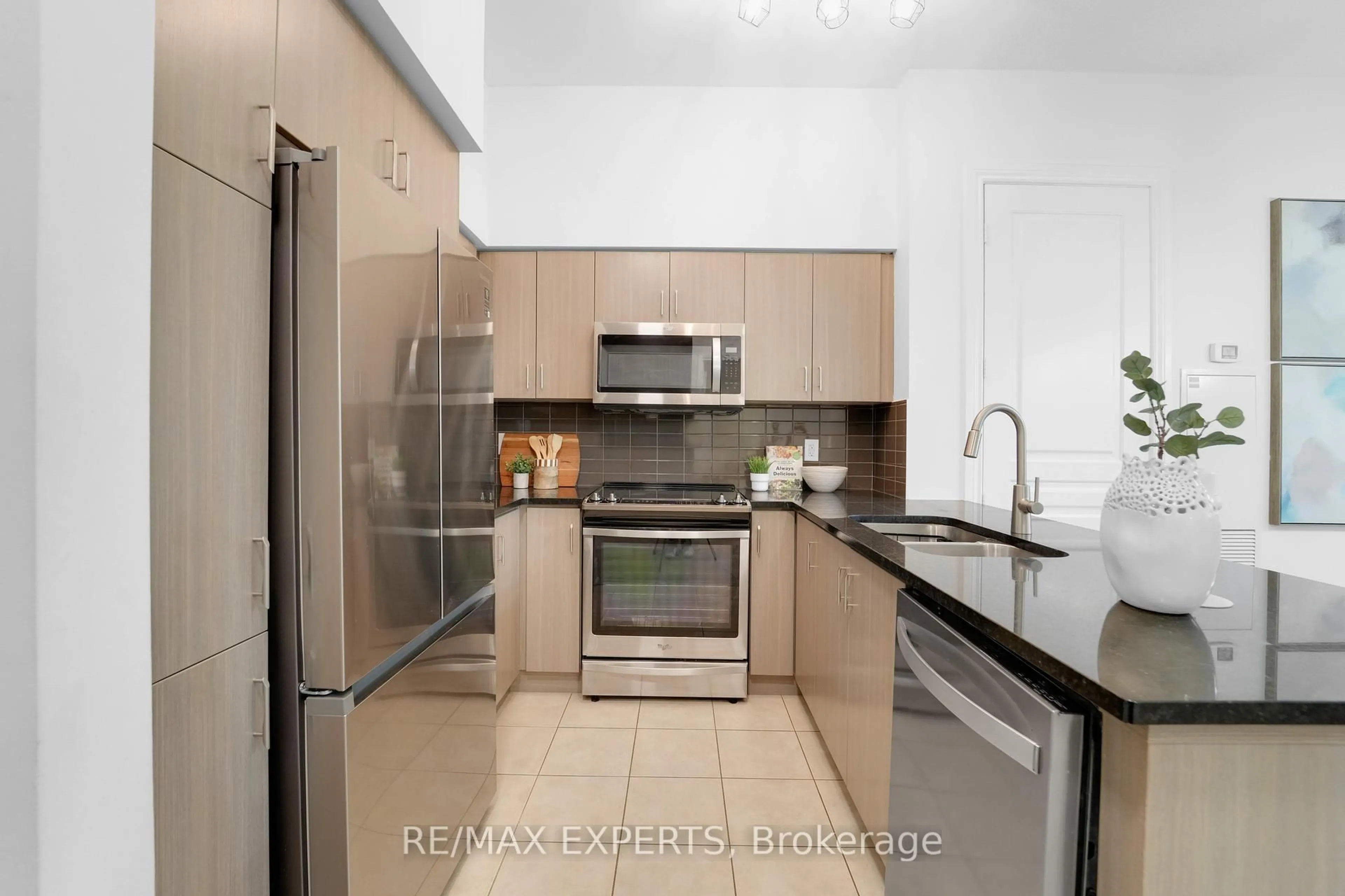 Standard kitchen, unknown for 9255 JANE St #101, Vaughan Ontario L6A 0K1