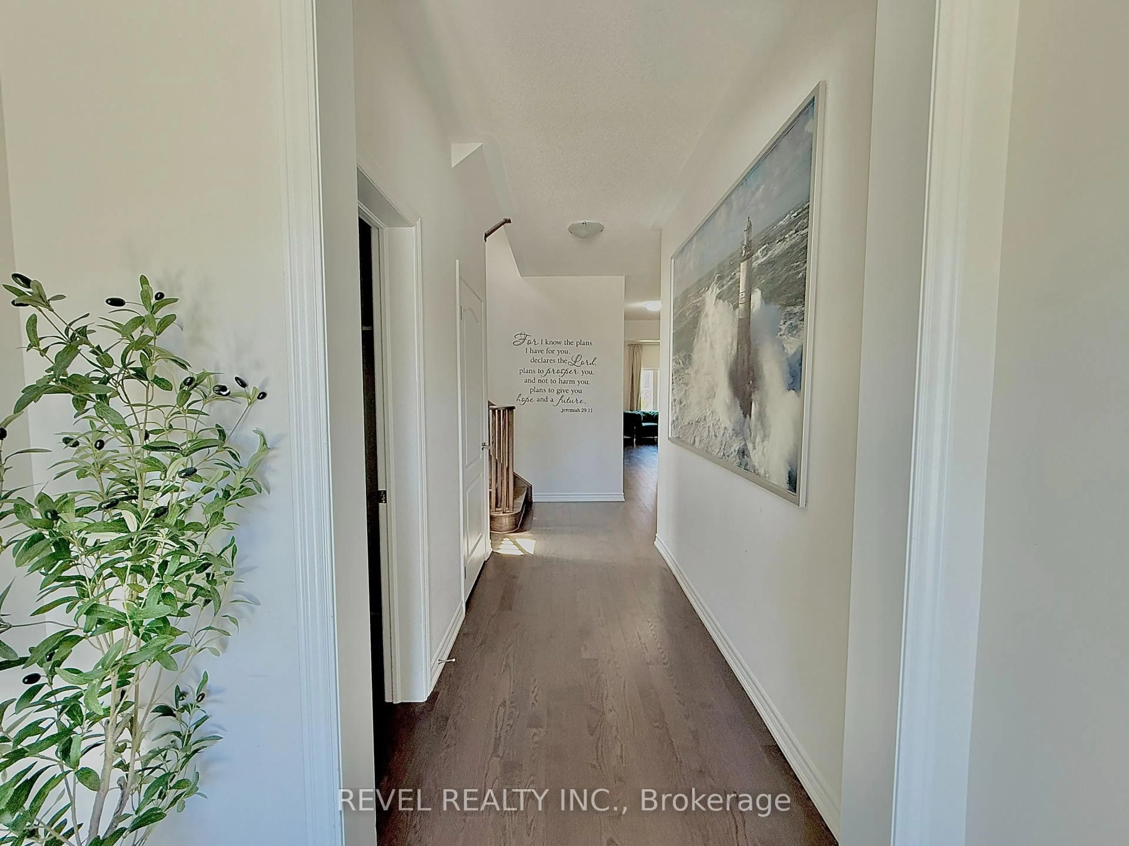 Indoor entryway for 8 Valleo St, Georgina Ontario L4P 1J5