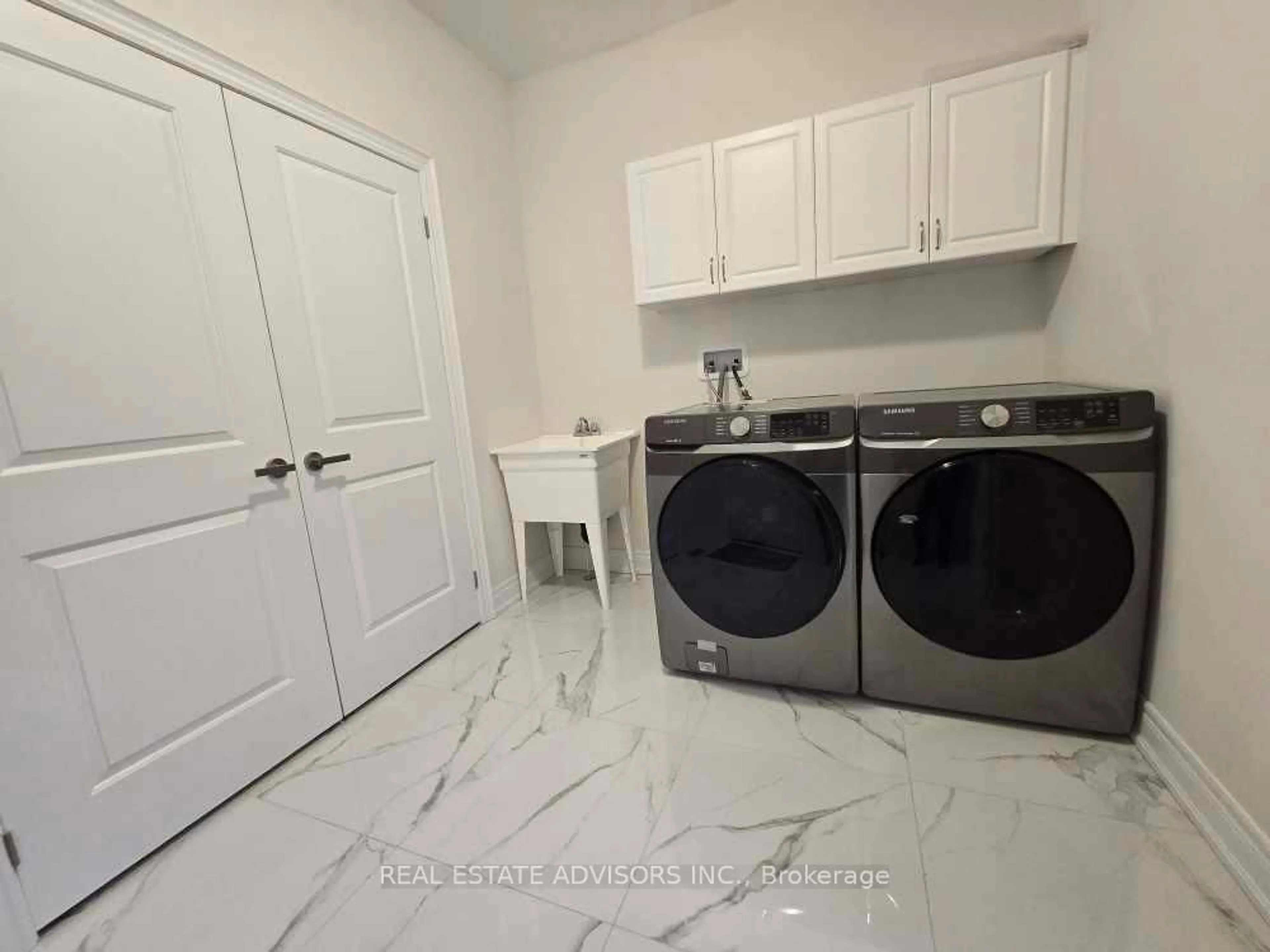 Laundry room for 135 Ben Sinclair Ave, East Gwillimbury Ontario L9N 0S3