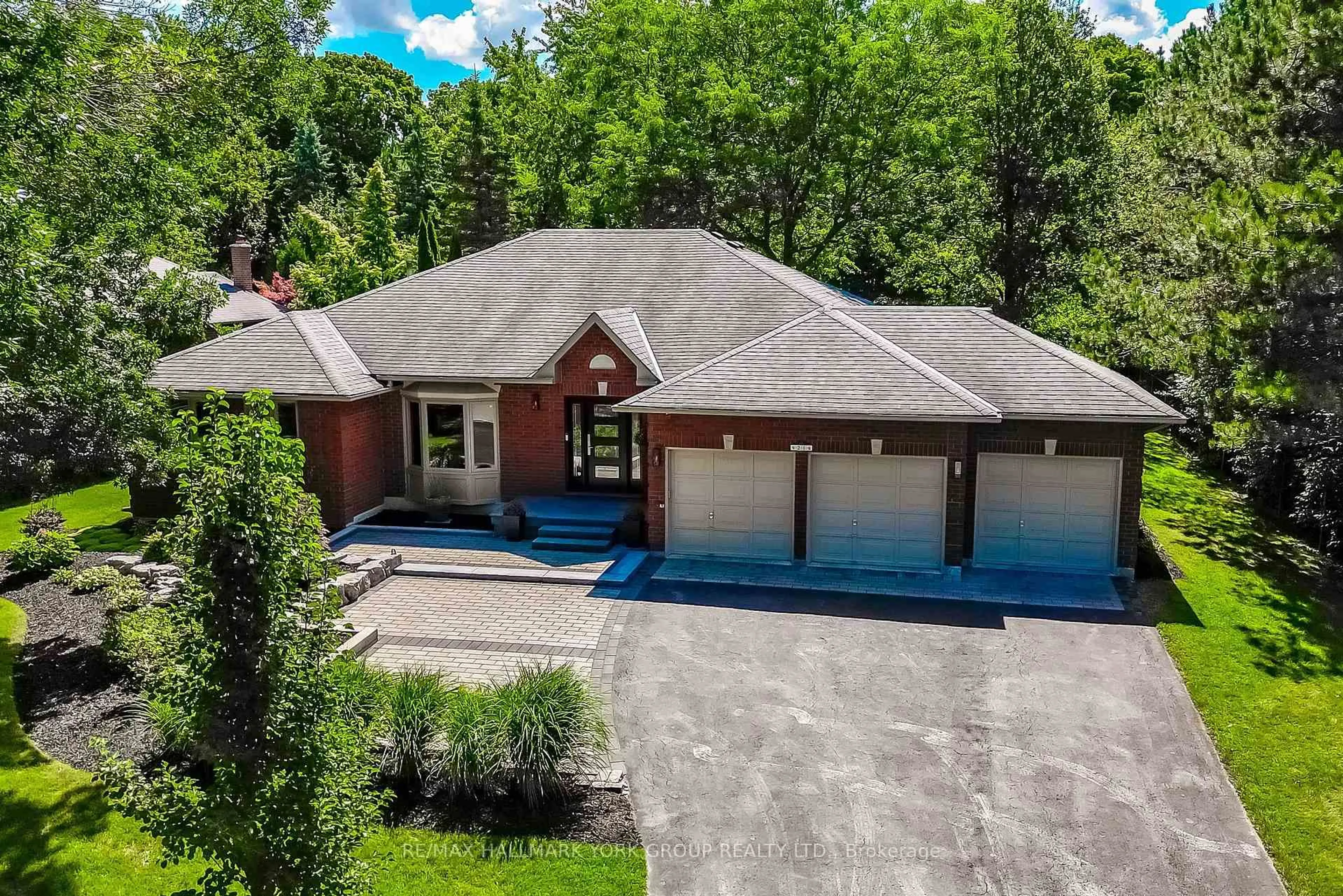 A pic from outside/outdoor area/front of a property/back of a property/a pic from drone, unknown for 21 Treegrove Circ, Aurora Ontario L4G 6M1