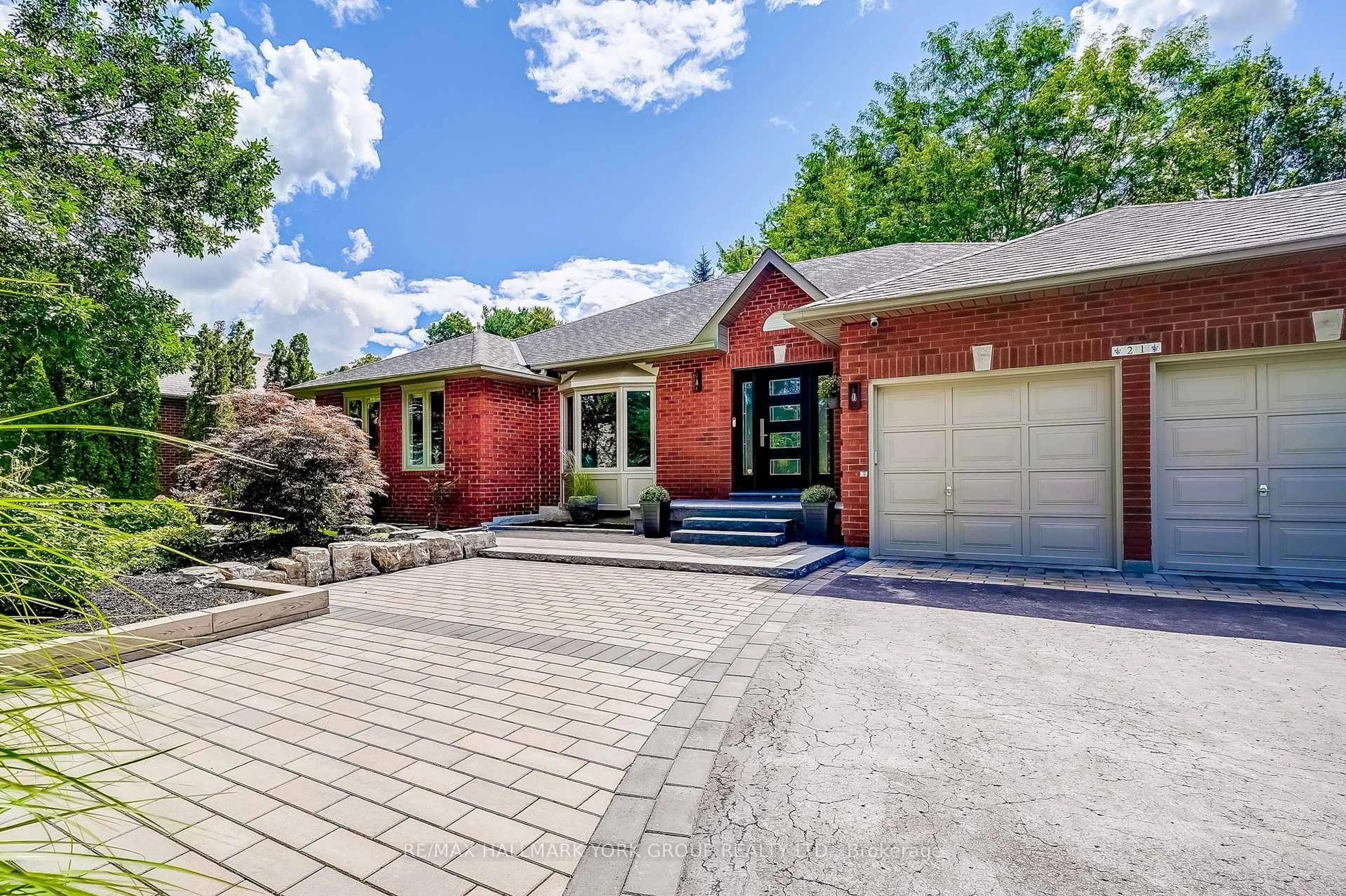Home with brick exterior material, street for 21 Treegrove Circ, Aurora Ontario L4G 6M1