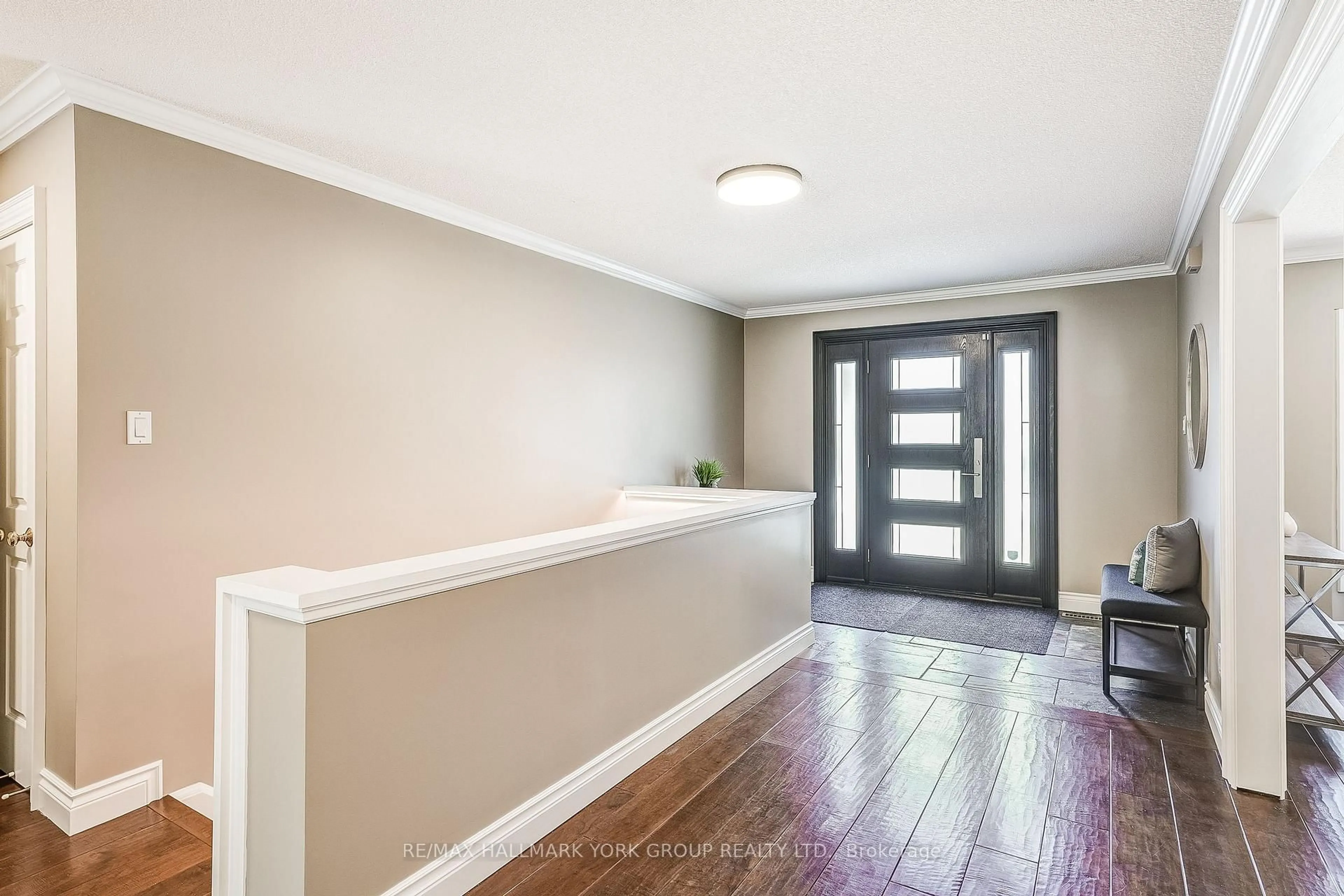 Indoor entryway for 21 Treegrove Circ, Aurora Ontario L4G 6M1