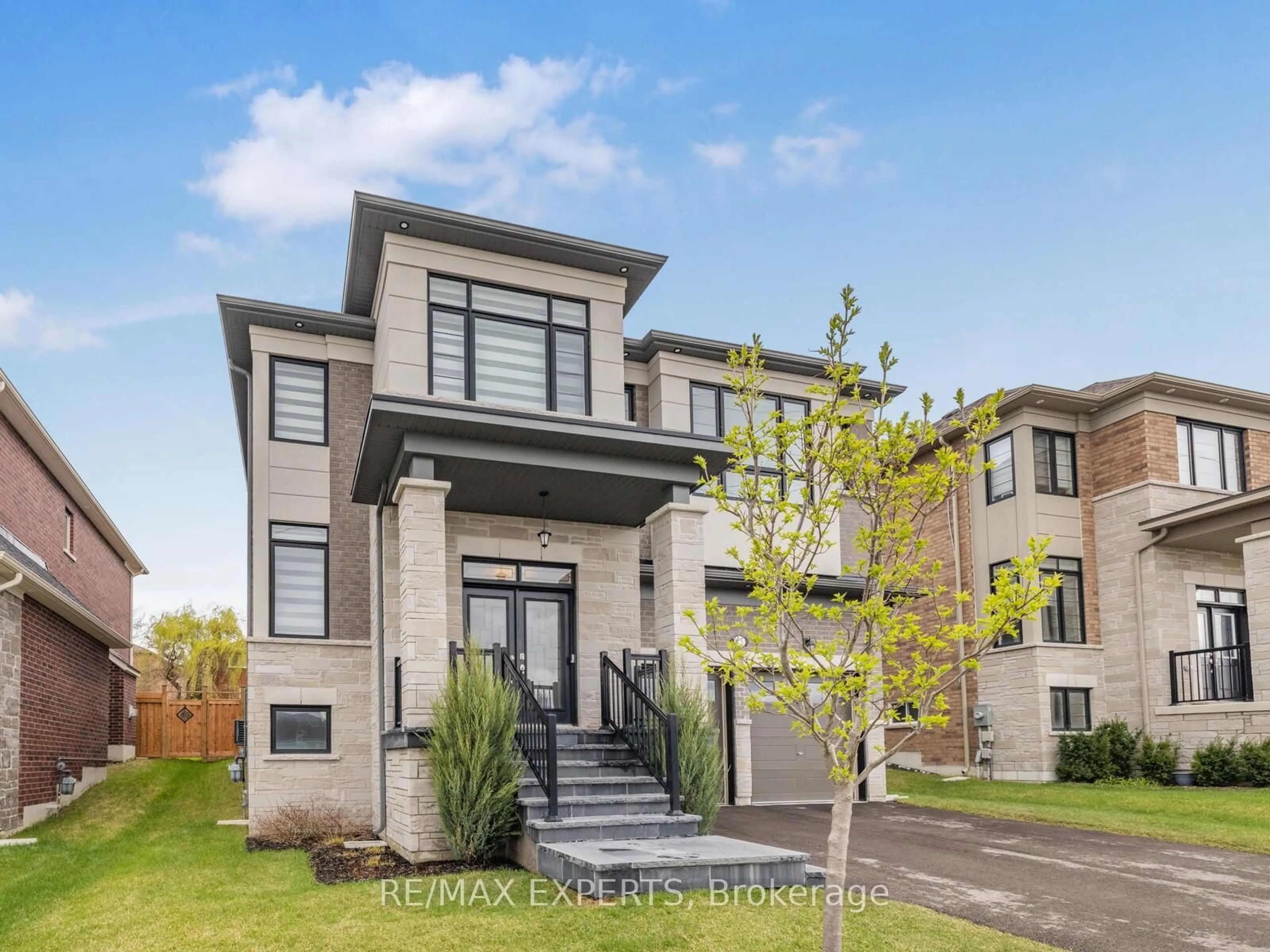 Home with brick exterior material, street for 75 Bethpage Cres, Newmarket Ontario L3X 1B8