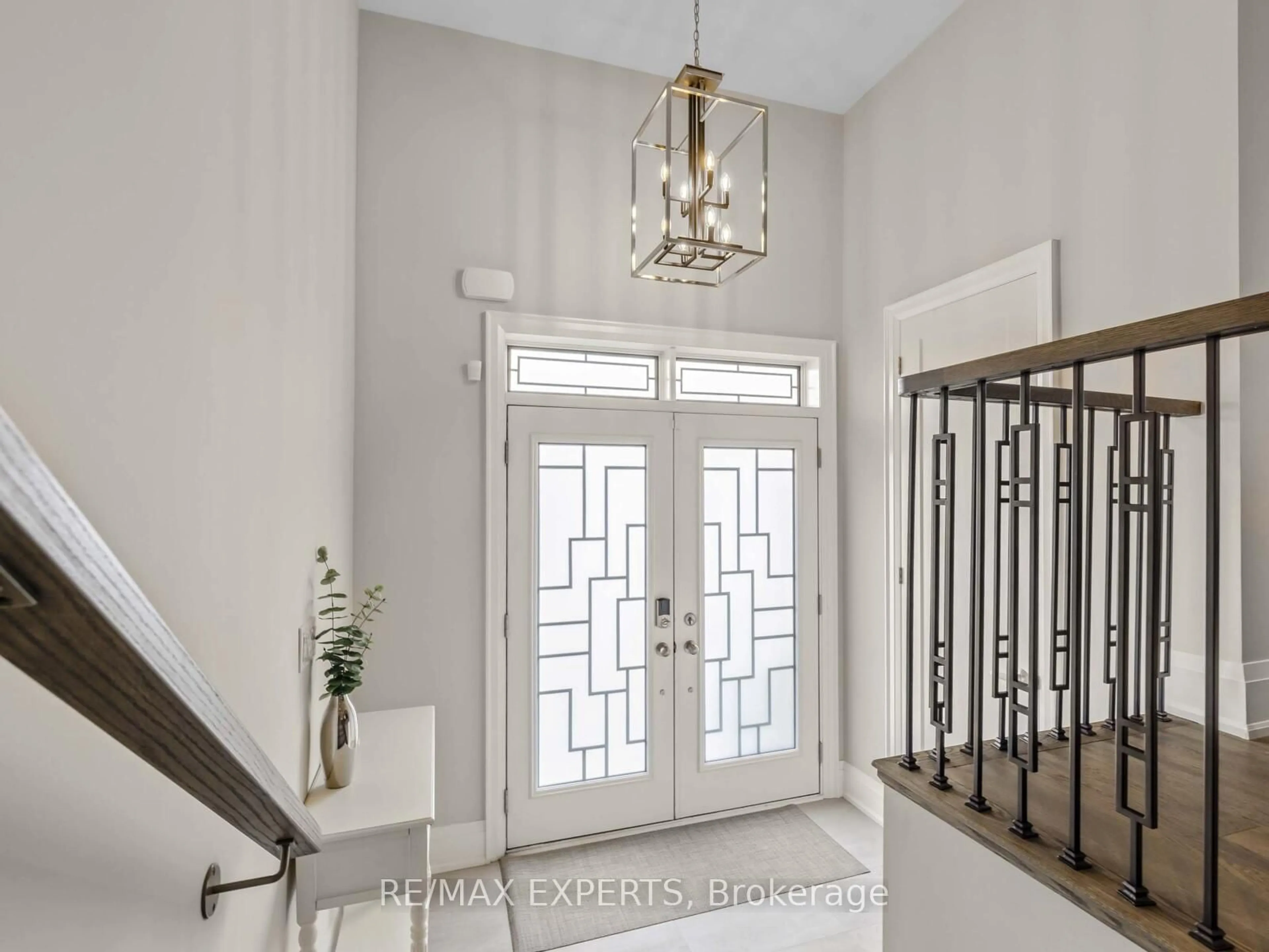 Indoor entryway for 75 Bethpage Cres, Newmarket Ontario L3X 1B8