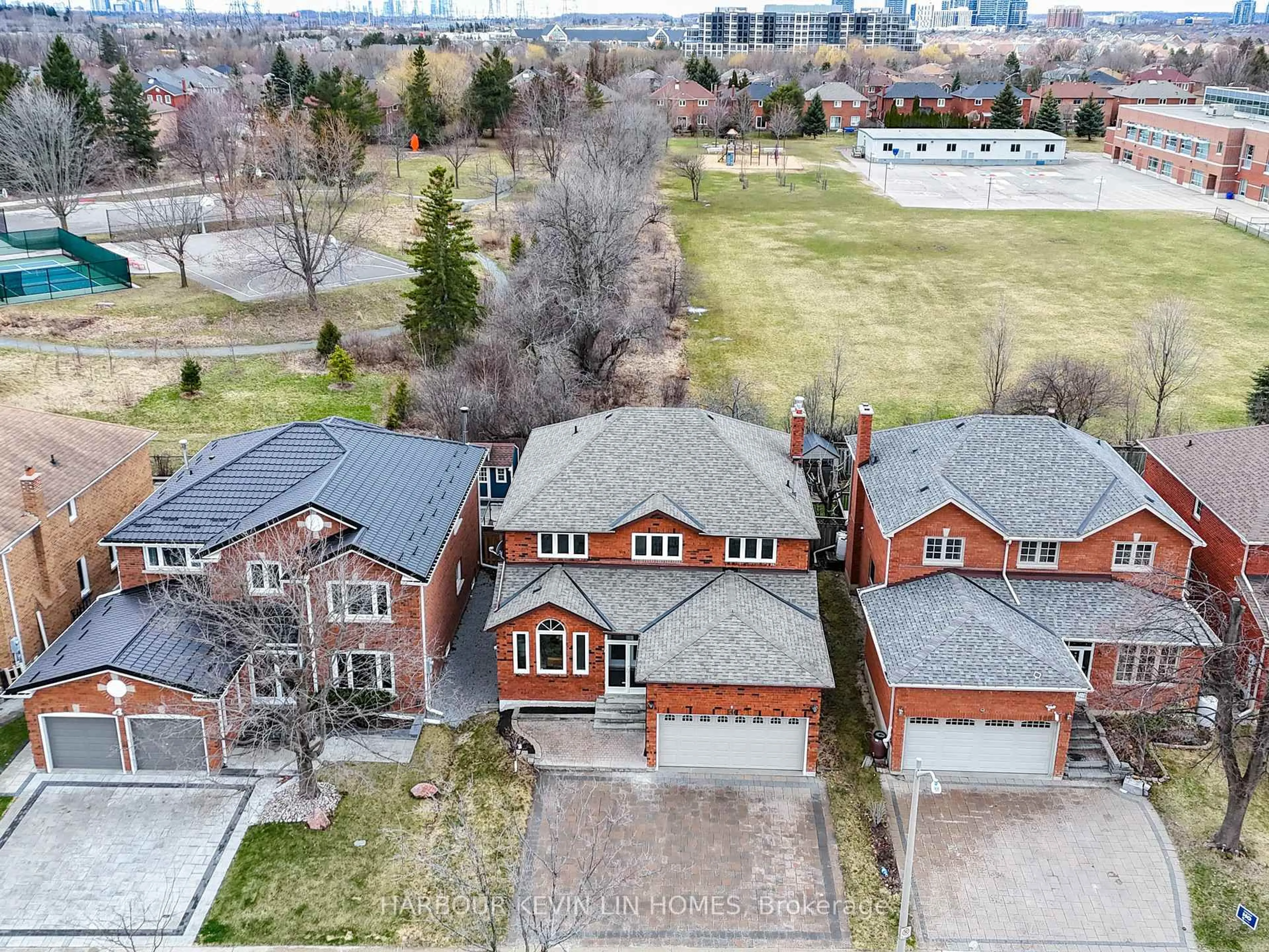 A pic from outside/outdoor area/front of a property/back of a property/a pic from drone, street for 146 Valleymede Dr, Richmond Hill Ontario L4B 1T2