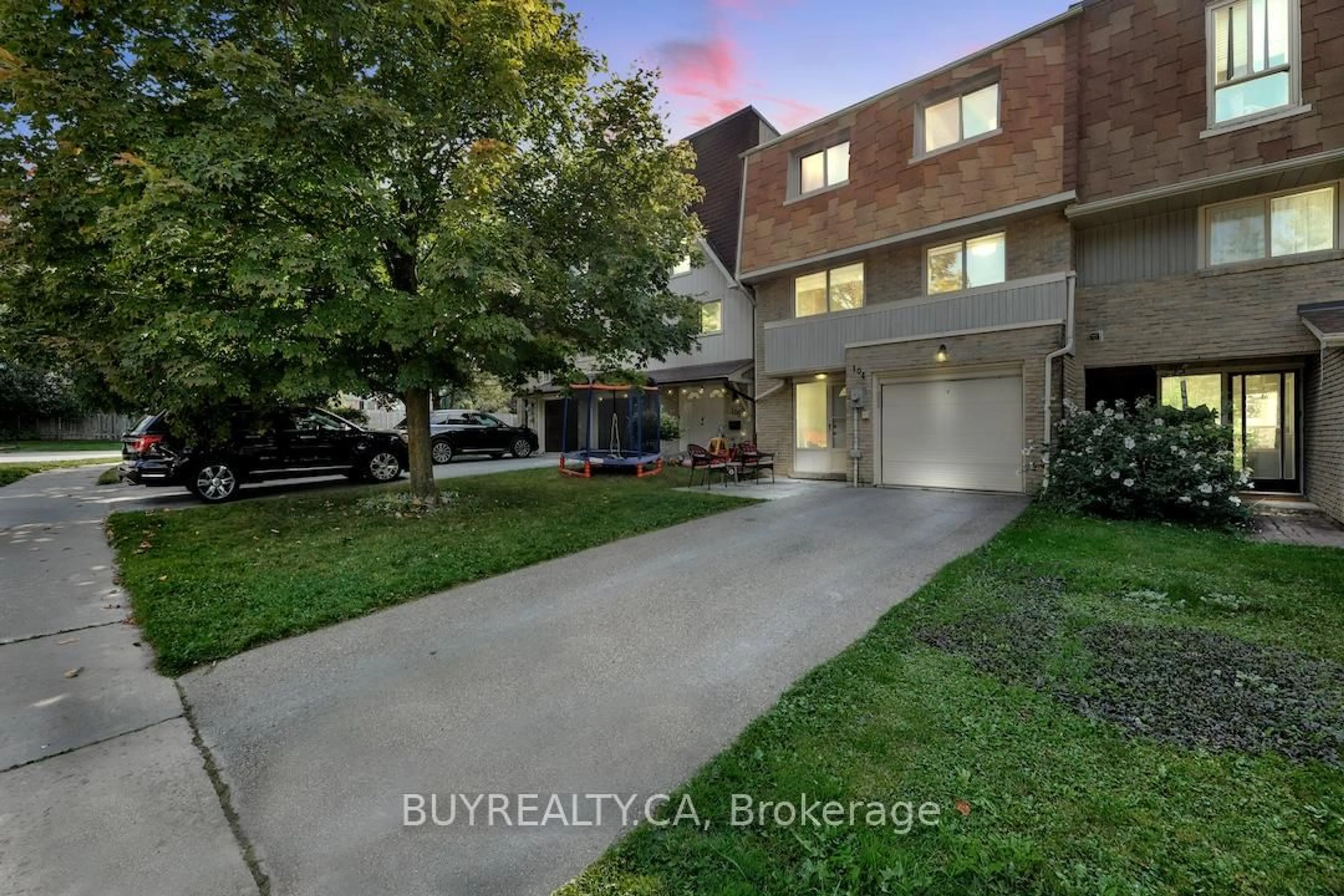 A pic from outside/outdoor area/front of a property/back of a property/a pic from drone, street for 104 Poplar Cres #72B, Aurora Ontario L4G 3L3