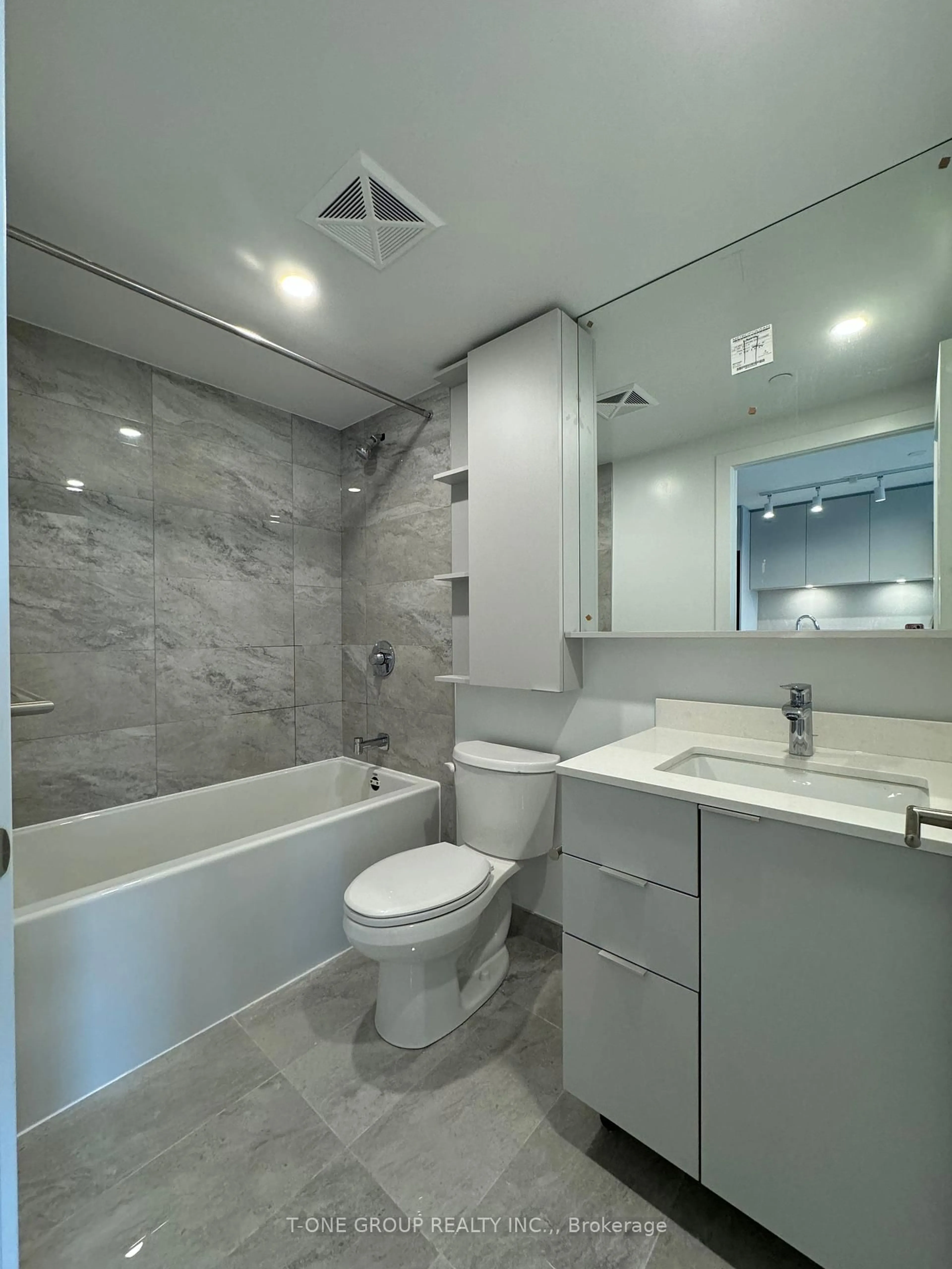 Contemporary bathroom, ceramic/tile floor for 8 Cedarland Dr #1703S, Markham Ontario L6G 0H4
