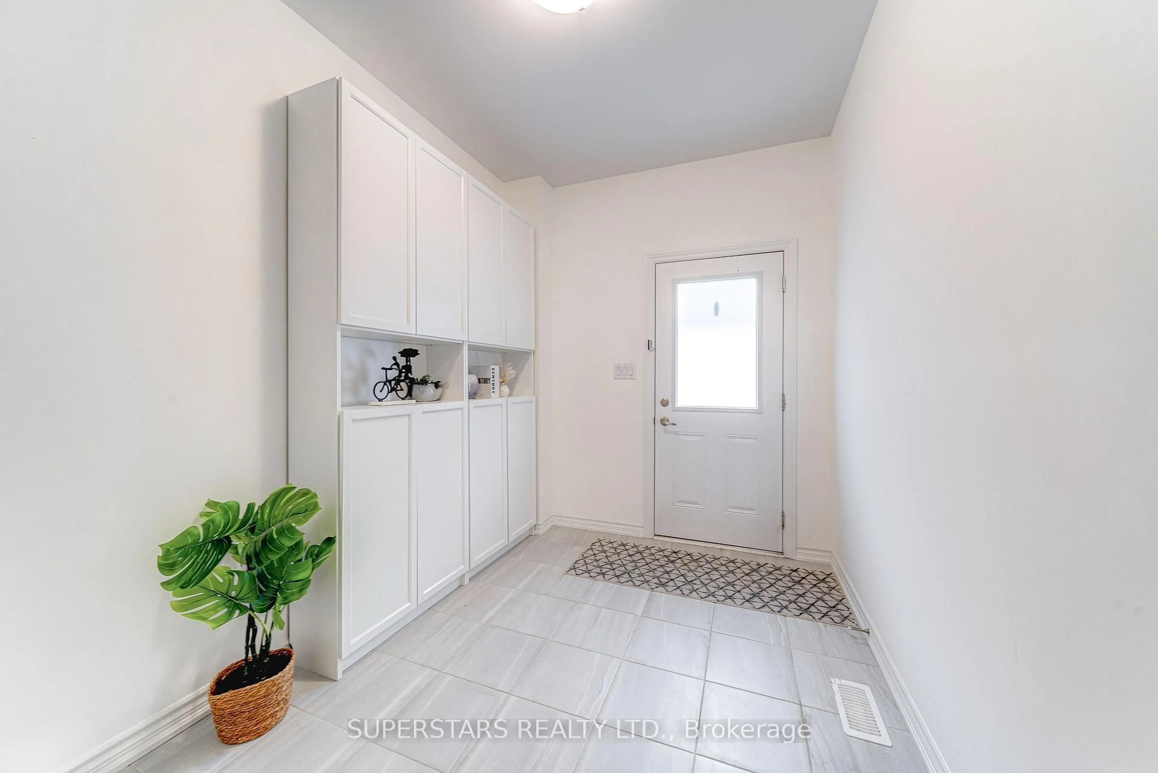 Indoor entryway for 22 Imperial College Lane, Markham Ontario L6E 0V6