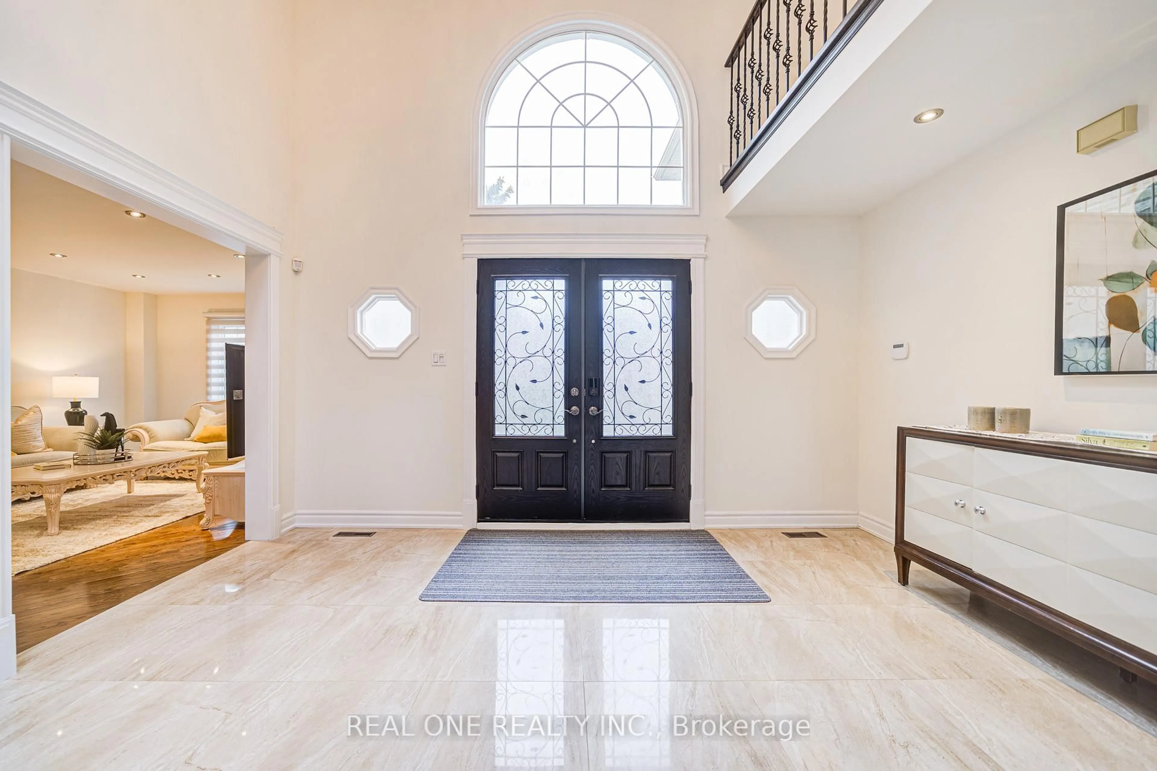 Indoor entryway for 45 Glenayr Rd, Richmond Hill Ontario L4B 2V8