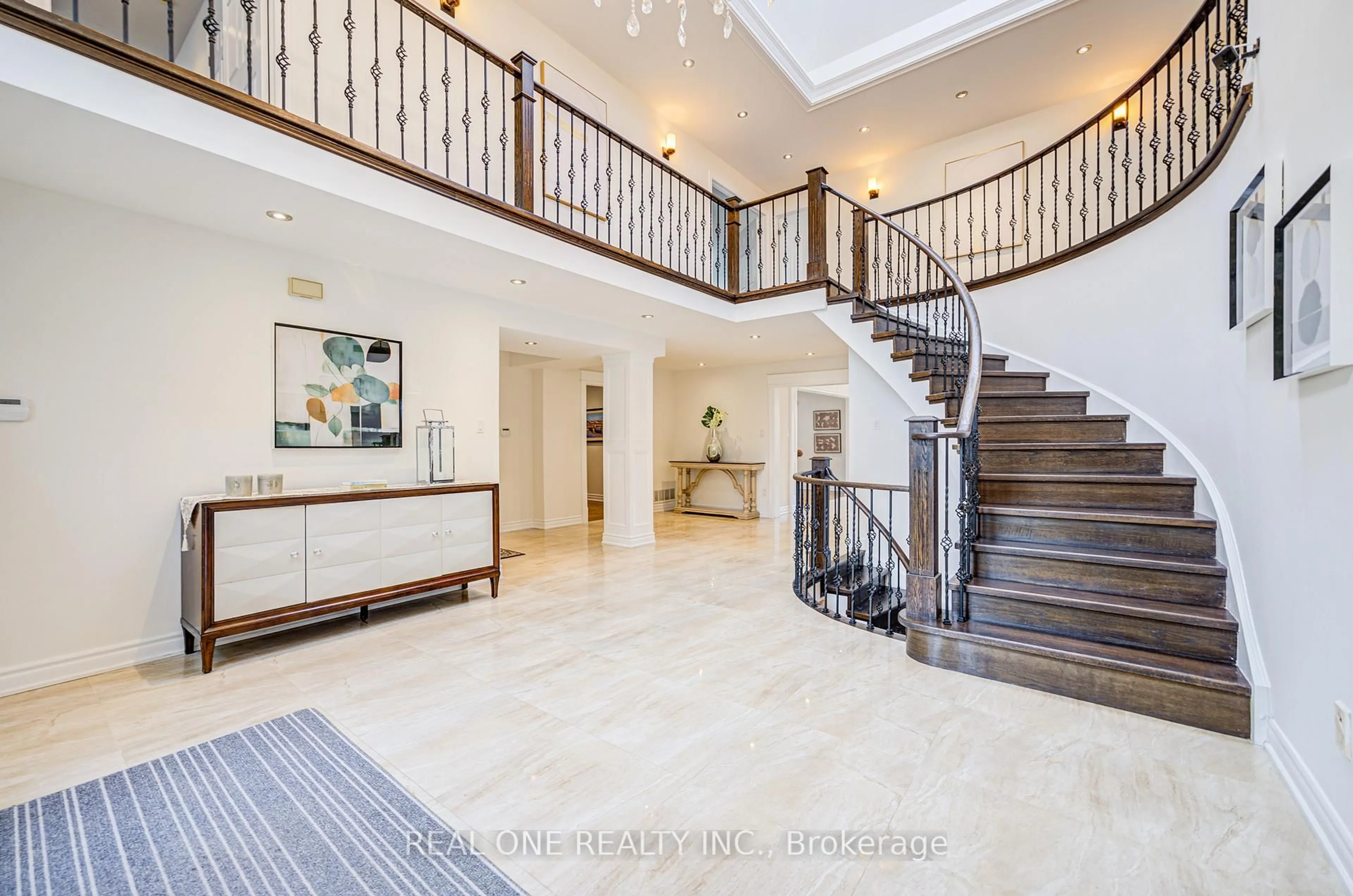 Indoor foyer for 45 Glenayr Rd, Richmond Hill Ontario L4B 2V8