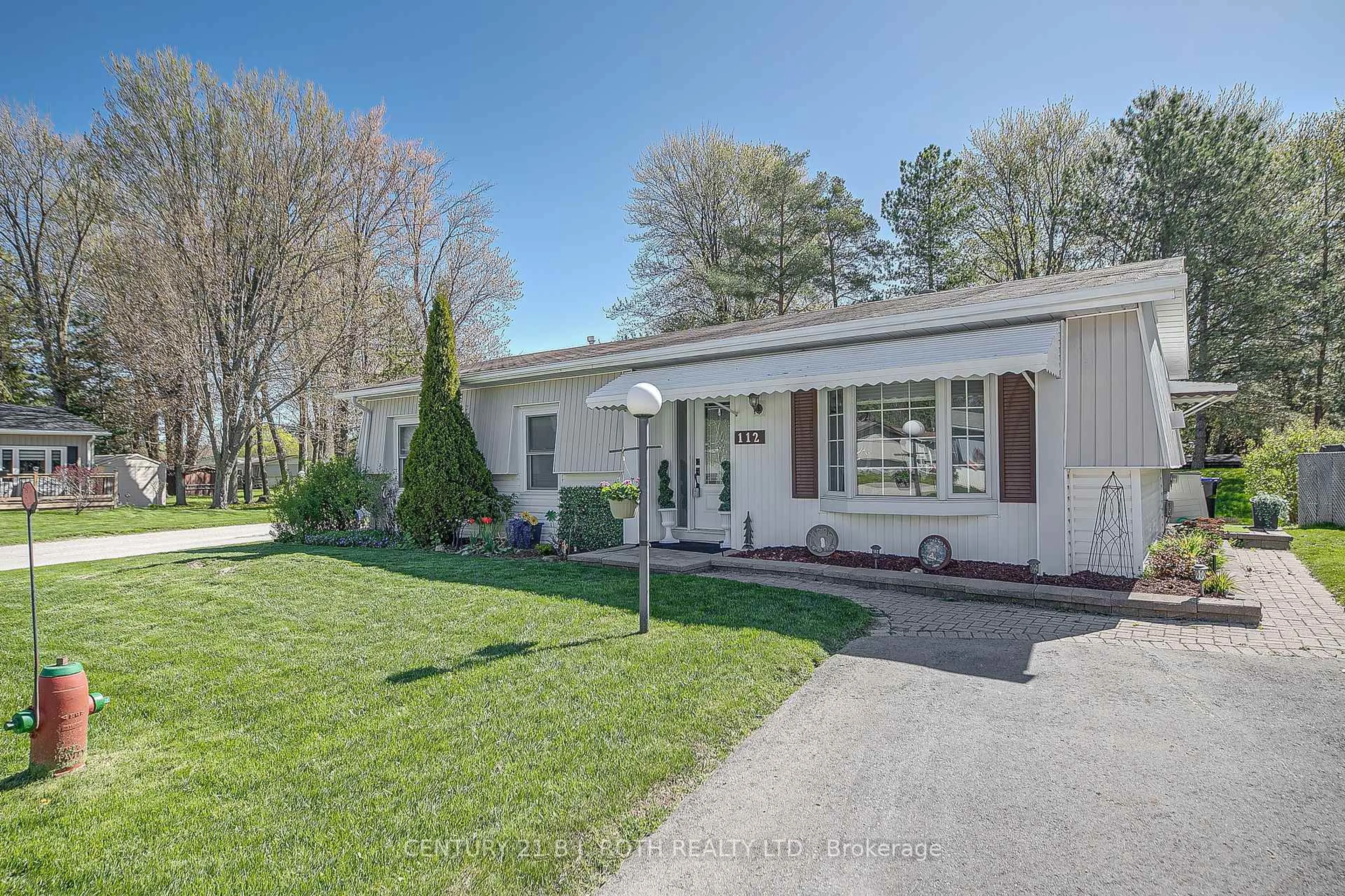 Home with vinyl exterior material, street for 112 Linden Lane, Innisfil Ontario L9S 1N4