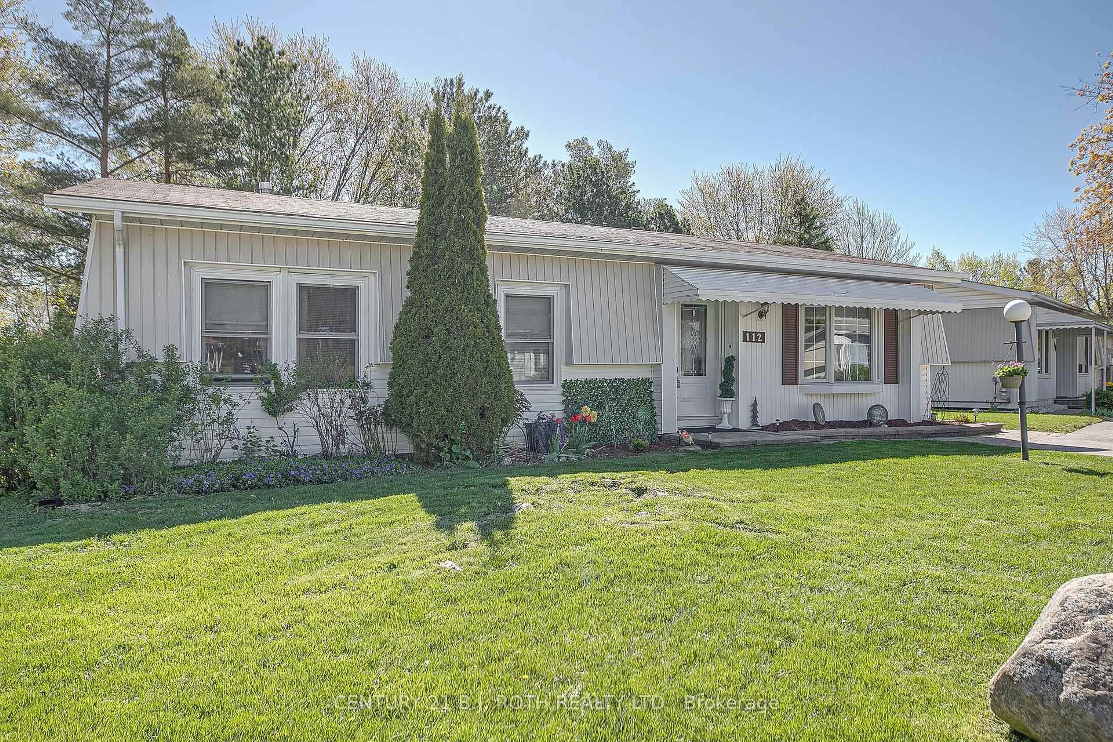 Home with vinyl exterior material, street for 112 Linden Lane, Innisfil Ontario L9S 1N4