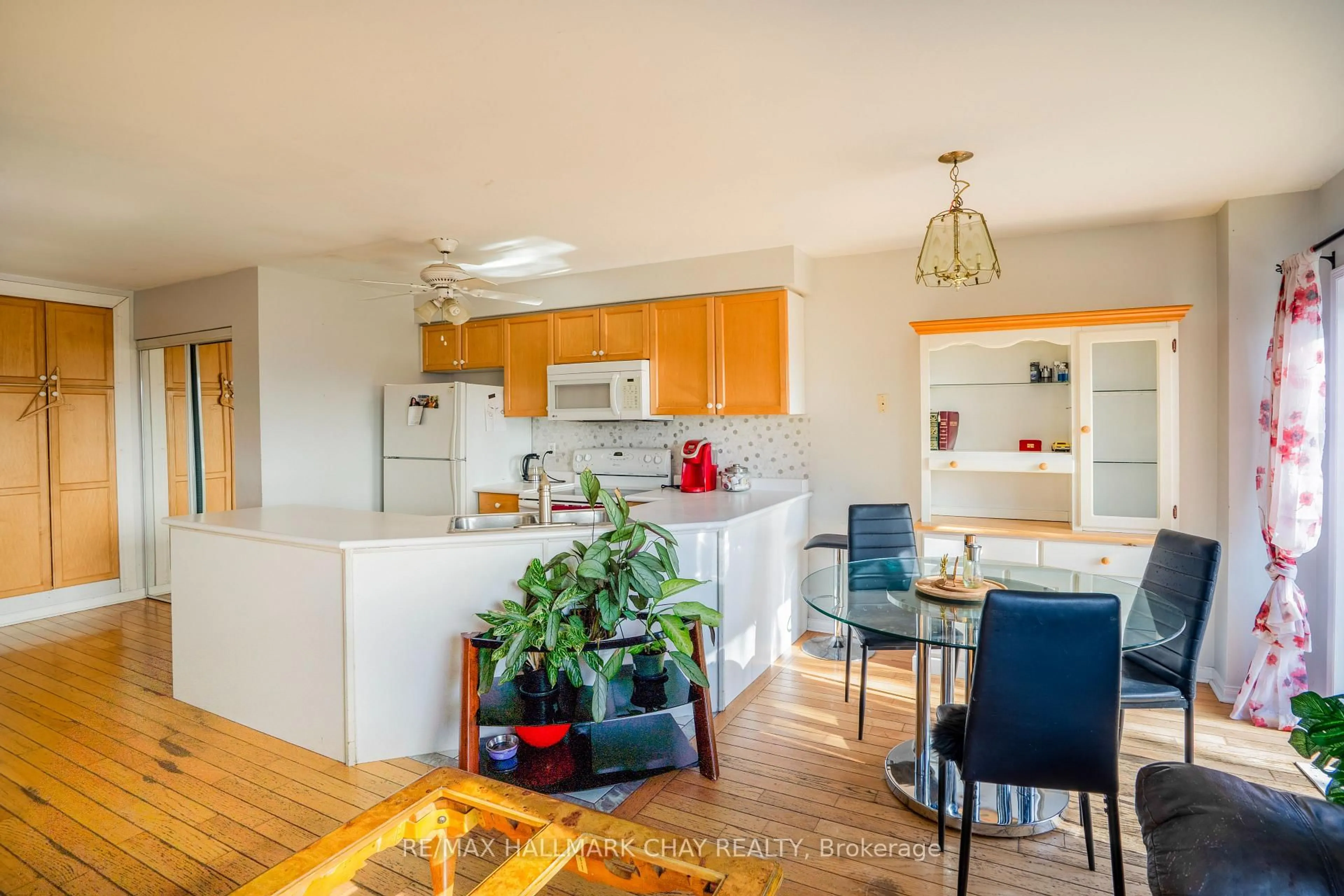 Open concept kitchen, unknown for 84 Smith St, New Tecumseth Ontario L9R 2A2
