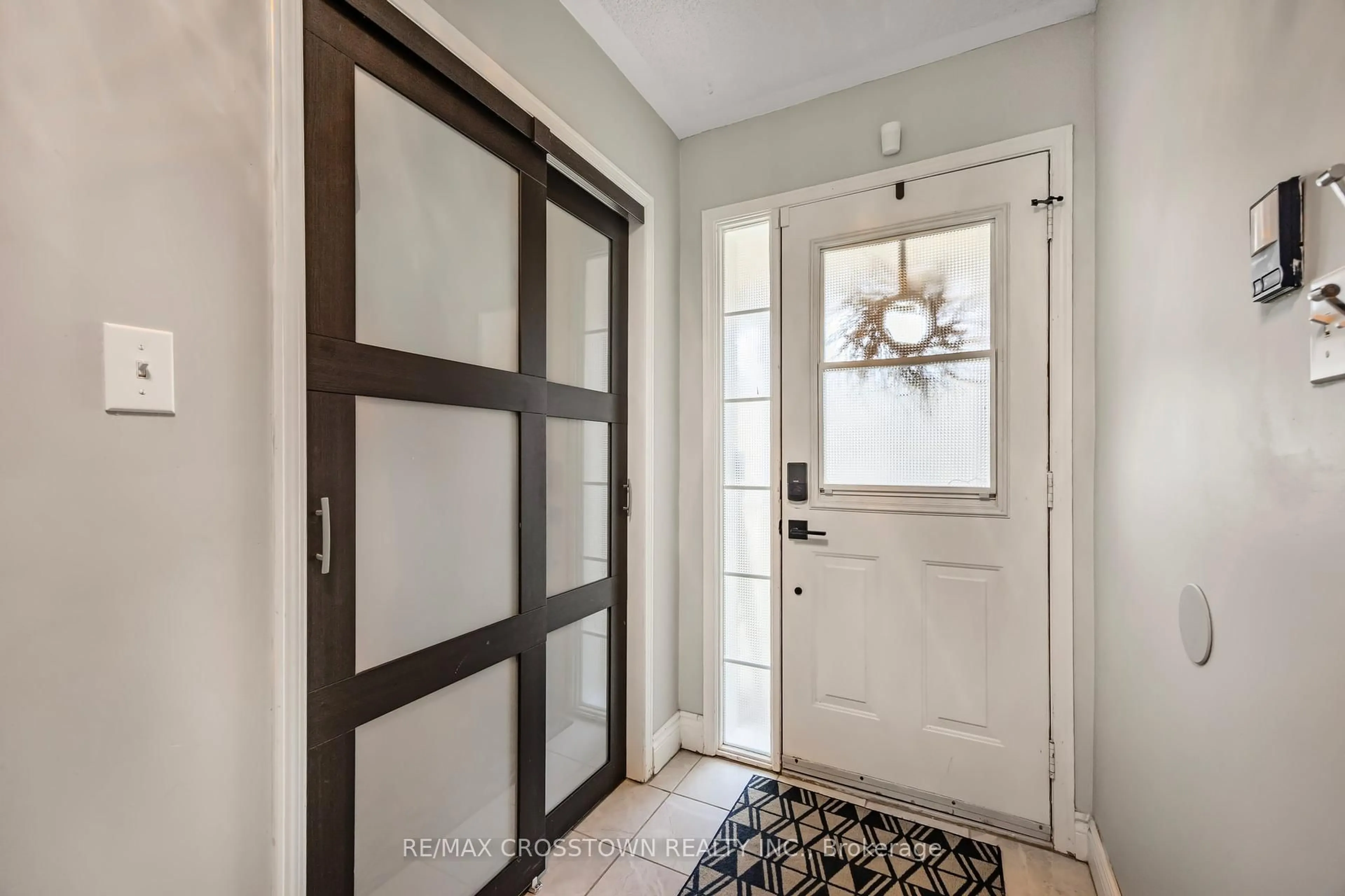 Indoor entryway for 78 Gunning Cres, New Tecumseth Ontario L0G 1W0