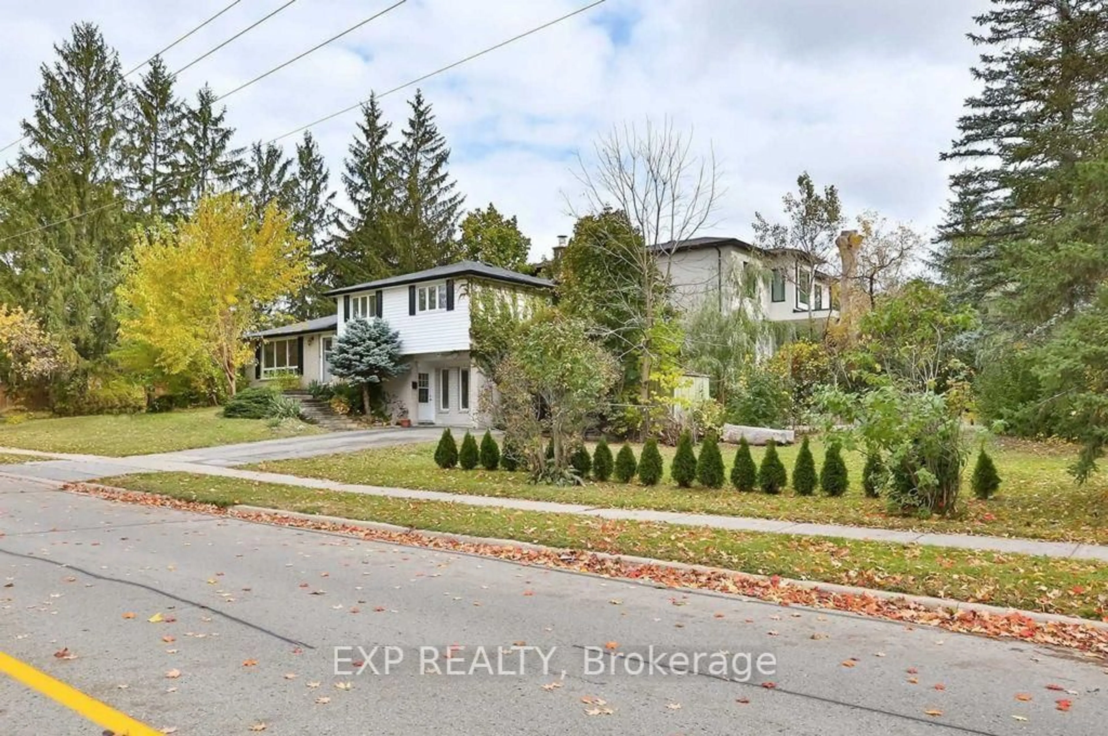 A pic from outside/outdoor area/front of a property/back of a property/a pic from drone, street for 165 Carlson Dr, Newmarket Ontario L3Y 3H2