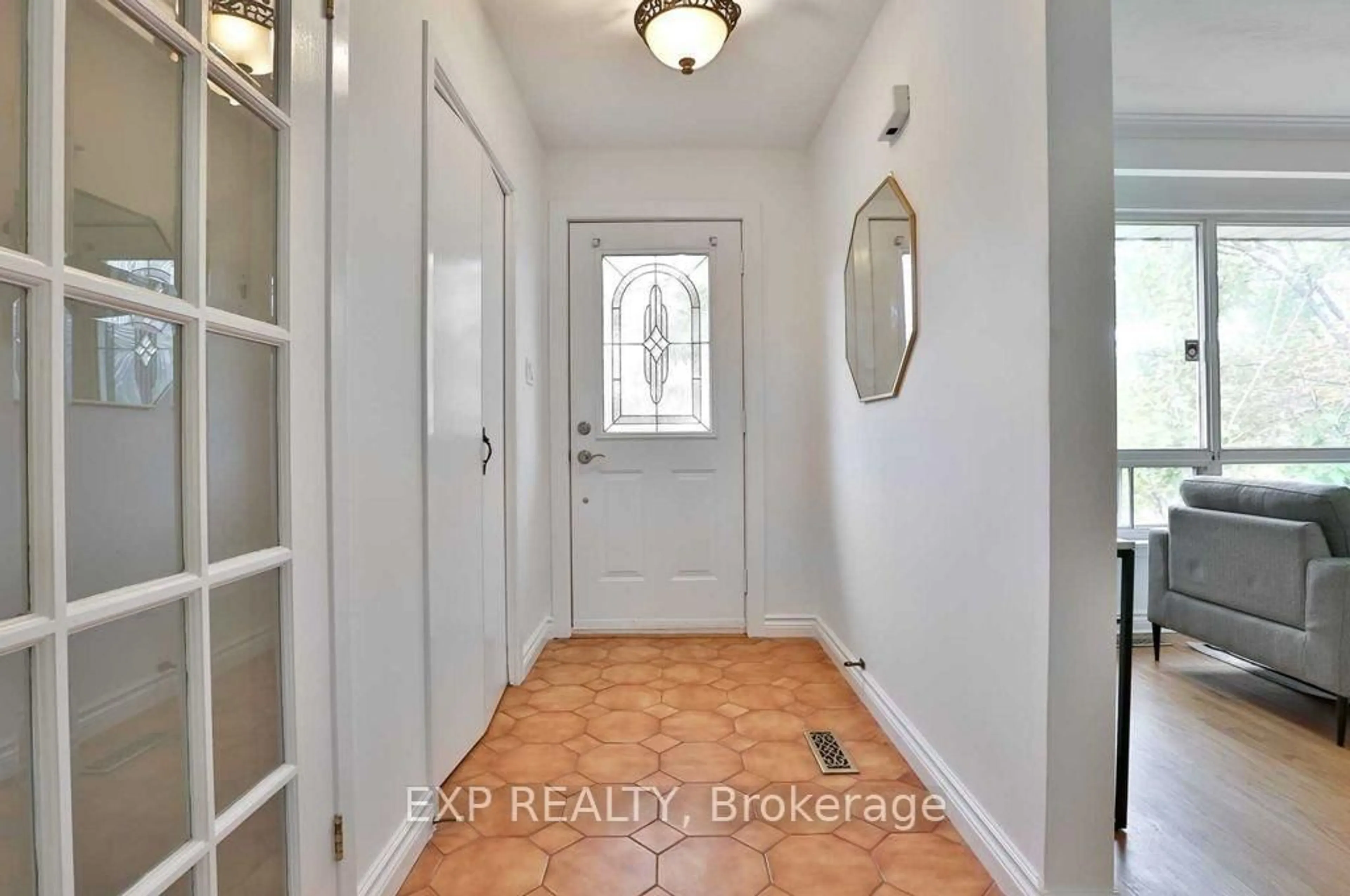 Indoor entryway for 165 Carlson Dr, Newmarket Ontario L3Y 3H2