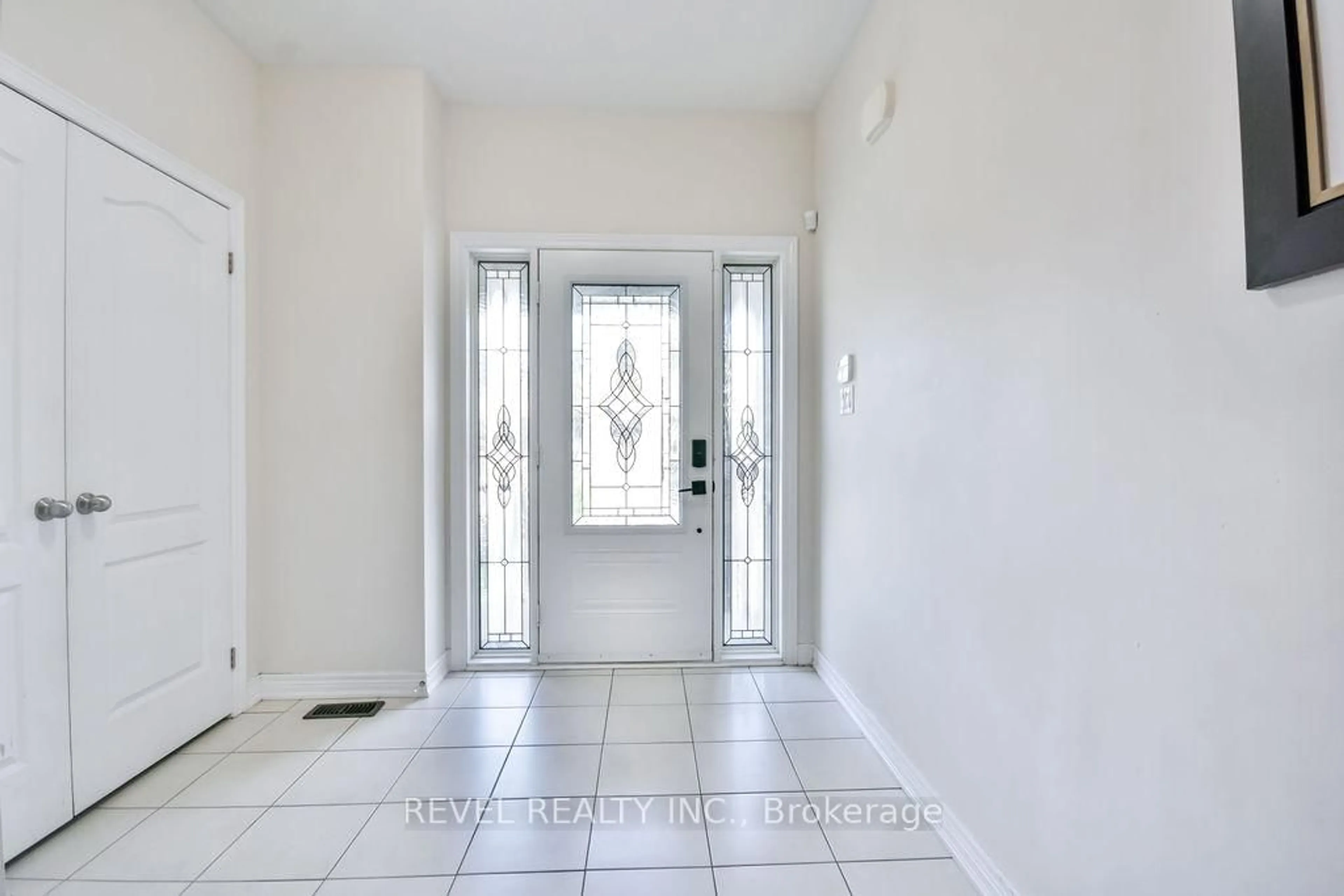 Indoor entryway for 55 Tyndall Dr, Bradford West Gwillimbury Ontario L3Z 4G7