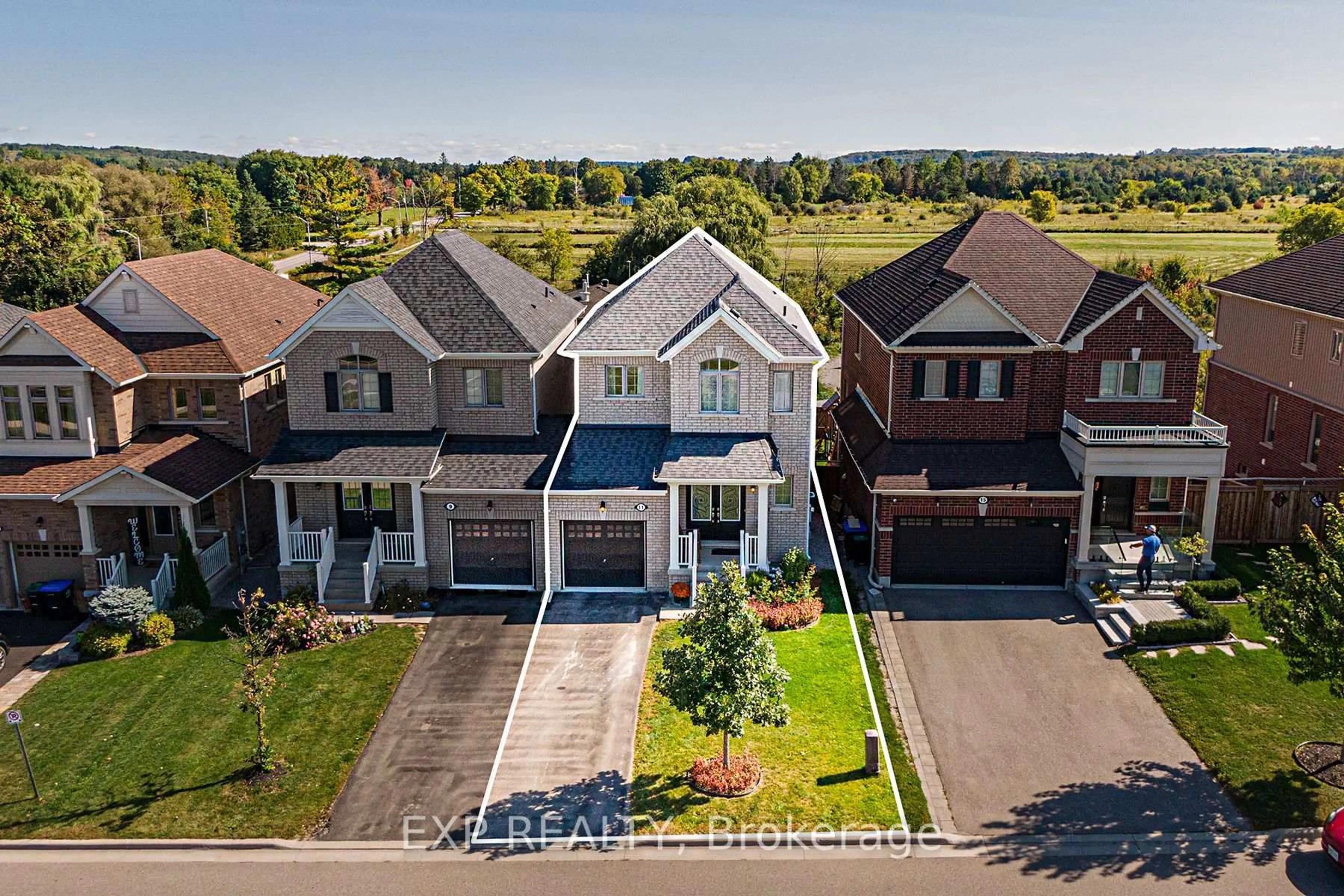 A pic from outside/outdoor area/front of a property/back of a property/a pic from drone, street for 11 Turner Dr, New Tecumseth Ontario L0G 1W0