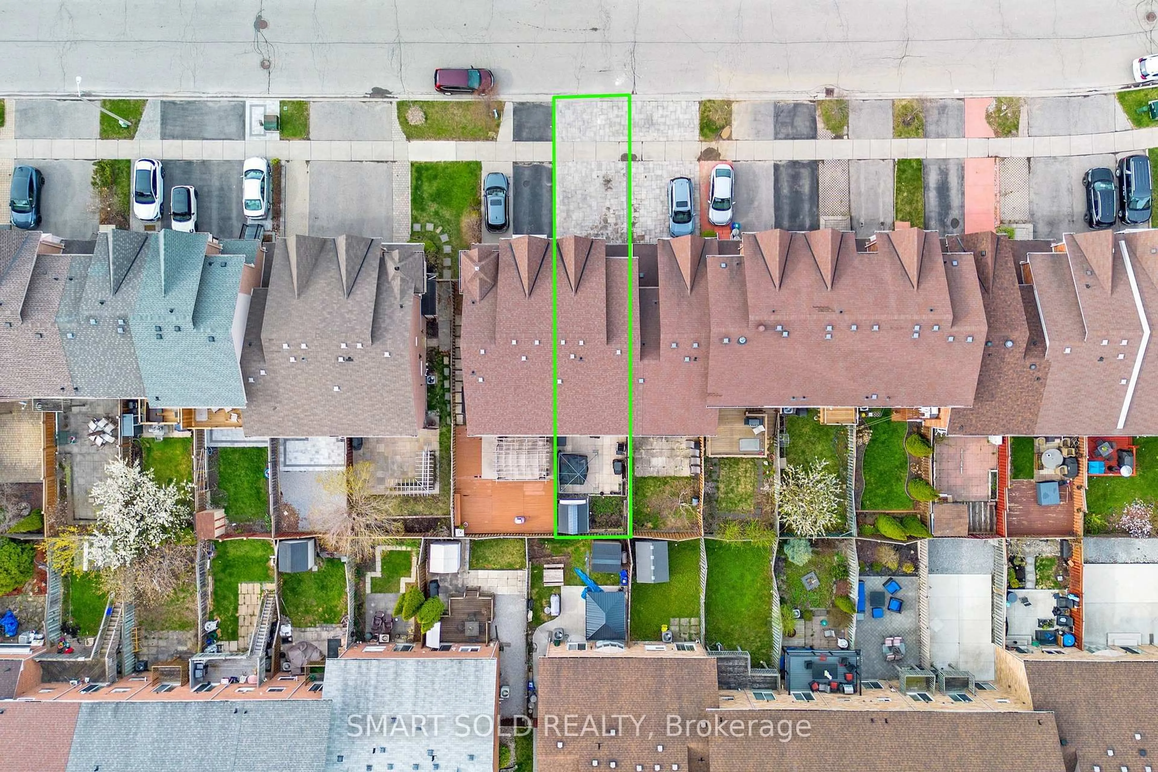 A pic from outside/outdoor area/front of a property/back of a property/a pic from drone, street for 210 Kelso Cres, Vaughan Ontario L6A 2C9