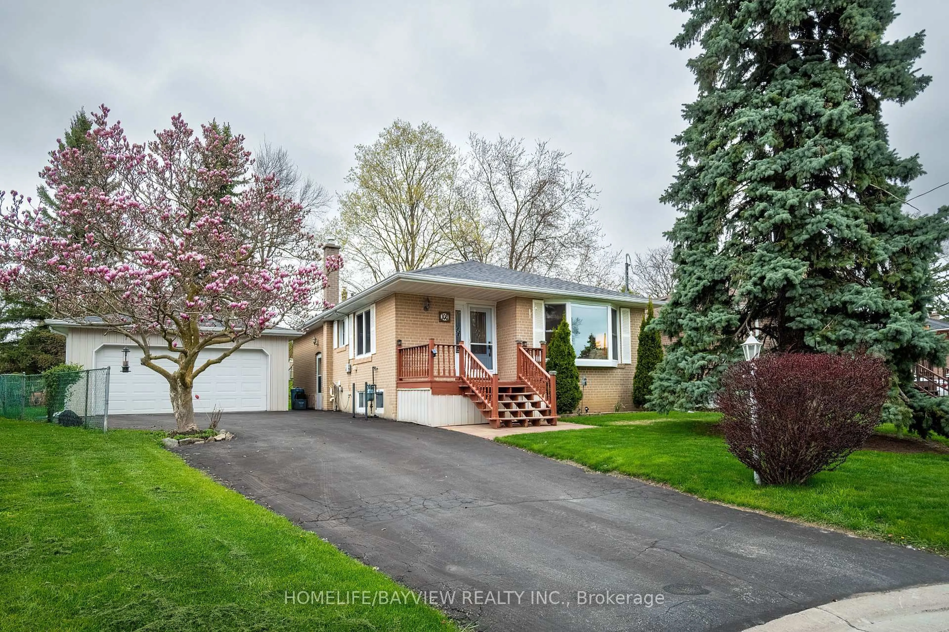 Home with vinyl exterior material, street for 108 Cherrywood Dr, Newmarket Ontario L3Y 2X7