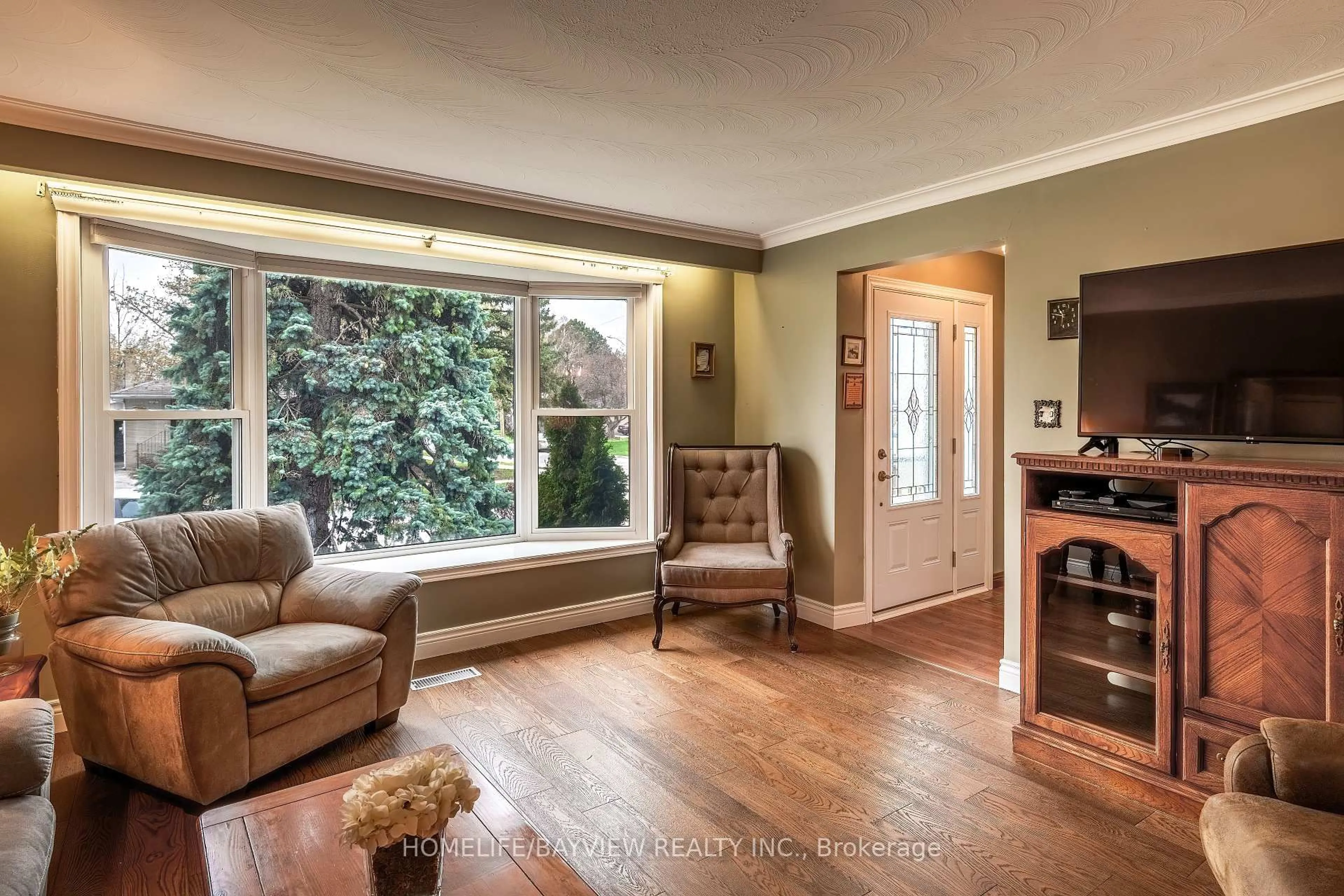 Living room with furniture, unknown for 108 Cherrywood Dr, Newmarket Ontario L3Y 2X7