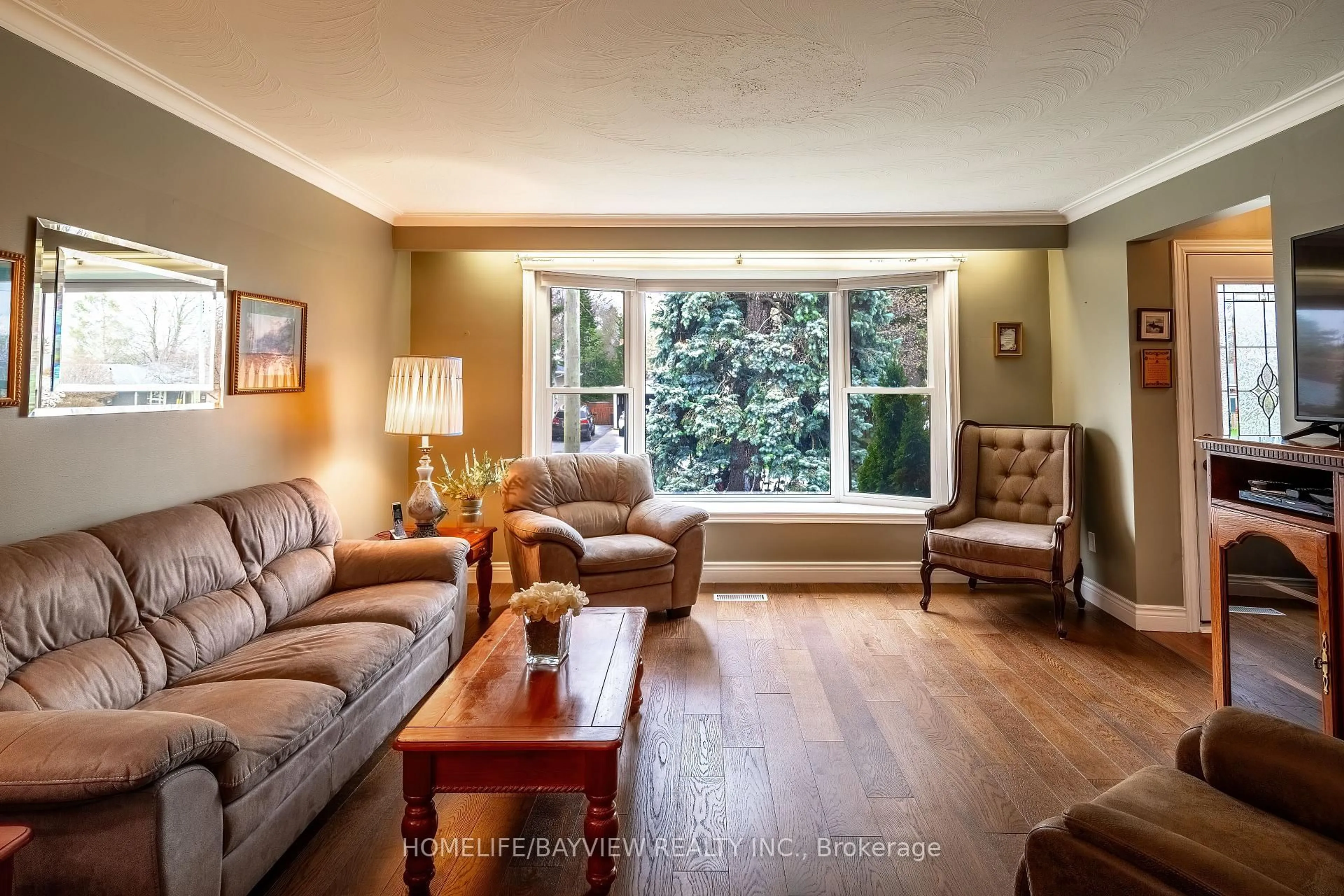 Living room with furniture, wood/laminate floor for 108 Cherrywood Dr, Newmarket Ontario L3Y 2X7
