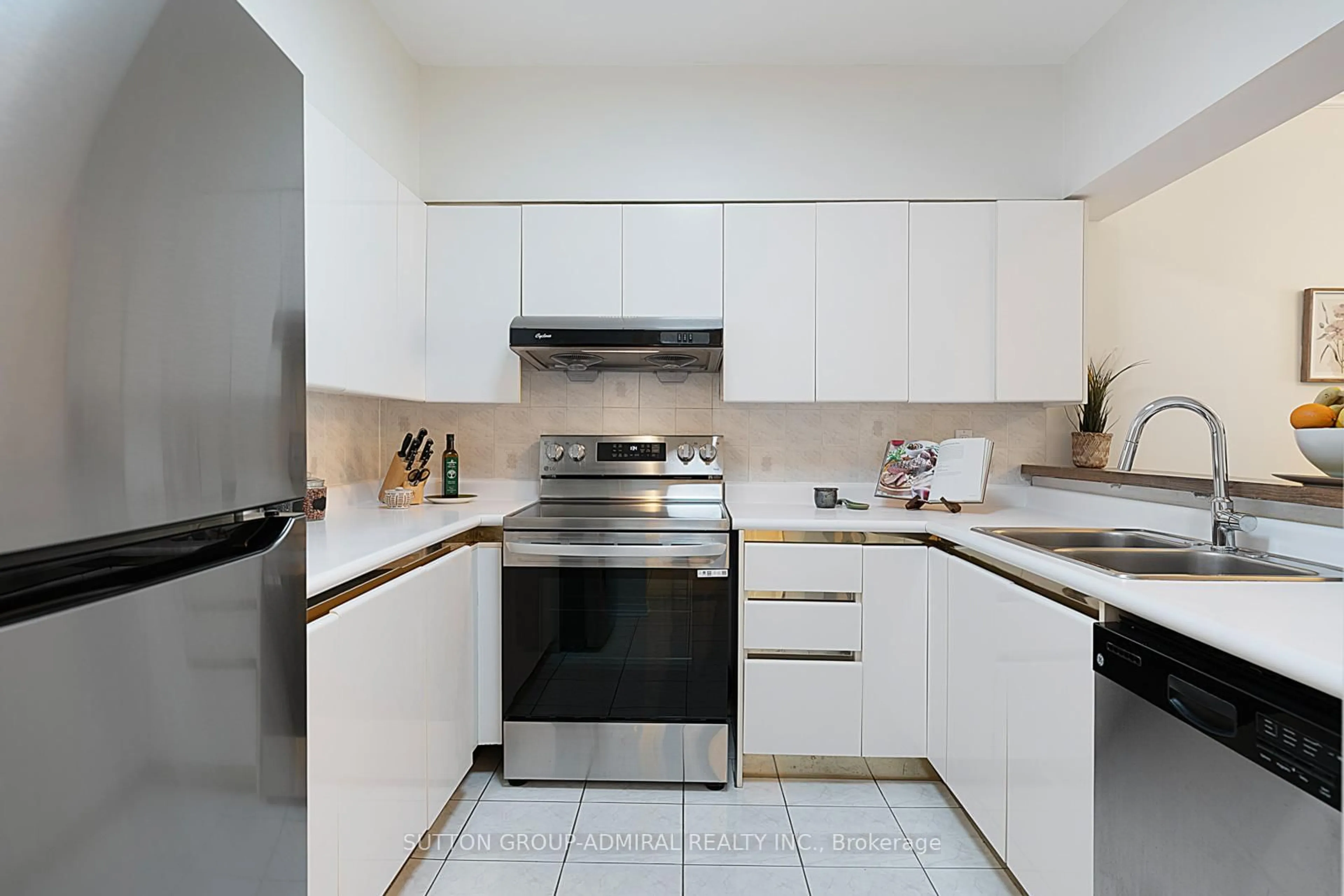 Standard kitchen, ceramic/tile floor for 9 Chalmers Rd #107, Richmond Hill Ontario L4B 3N3