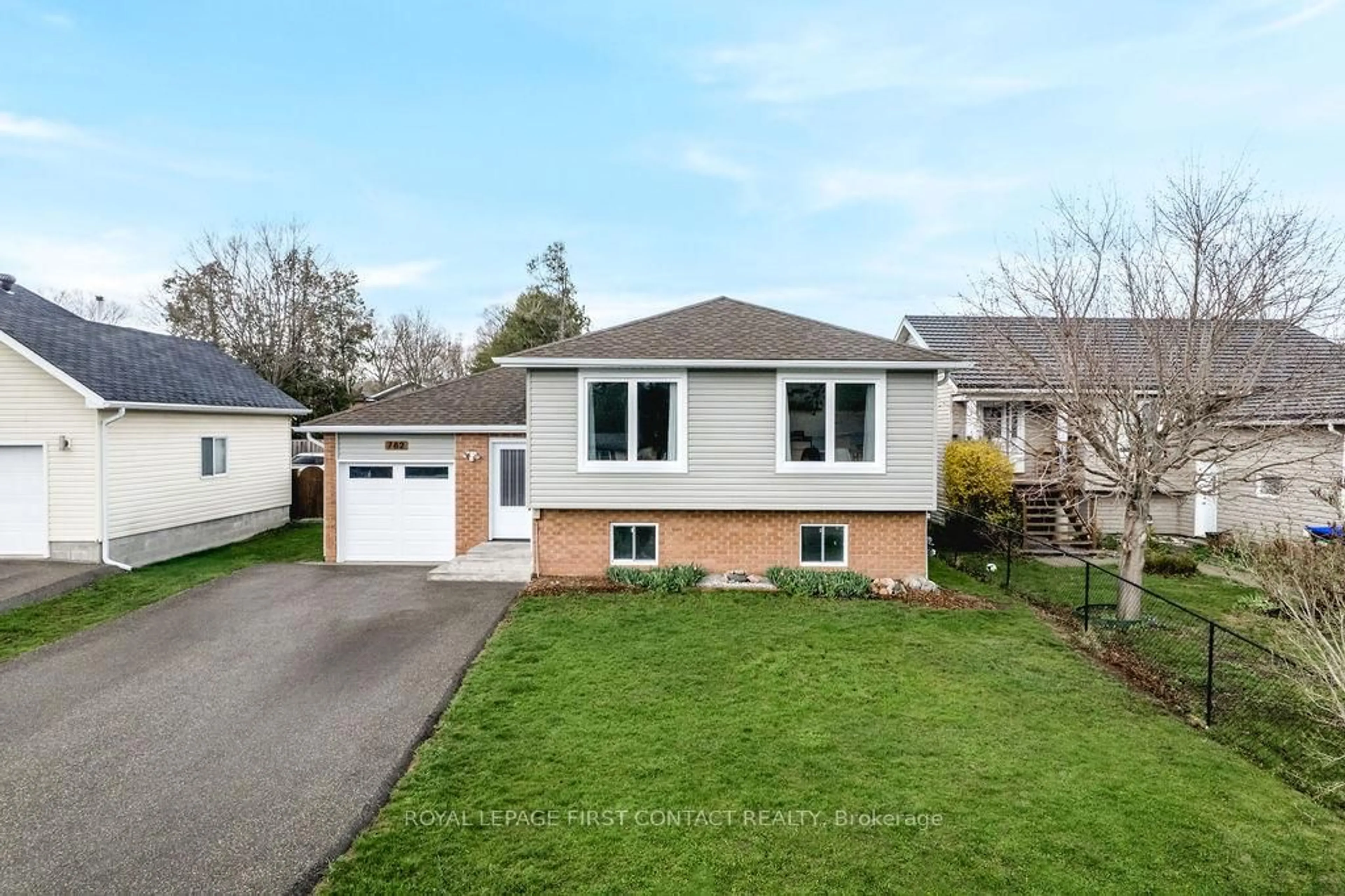 Home with vinyl exterior material, street for 782 Chestnut St, Innisfil Ontario L9S 2H9