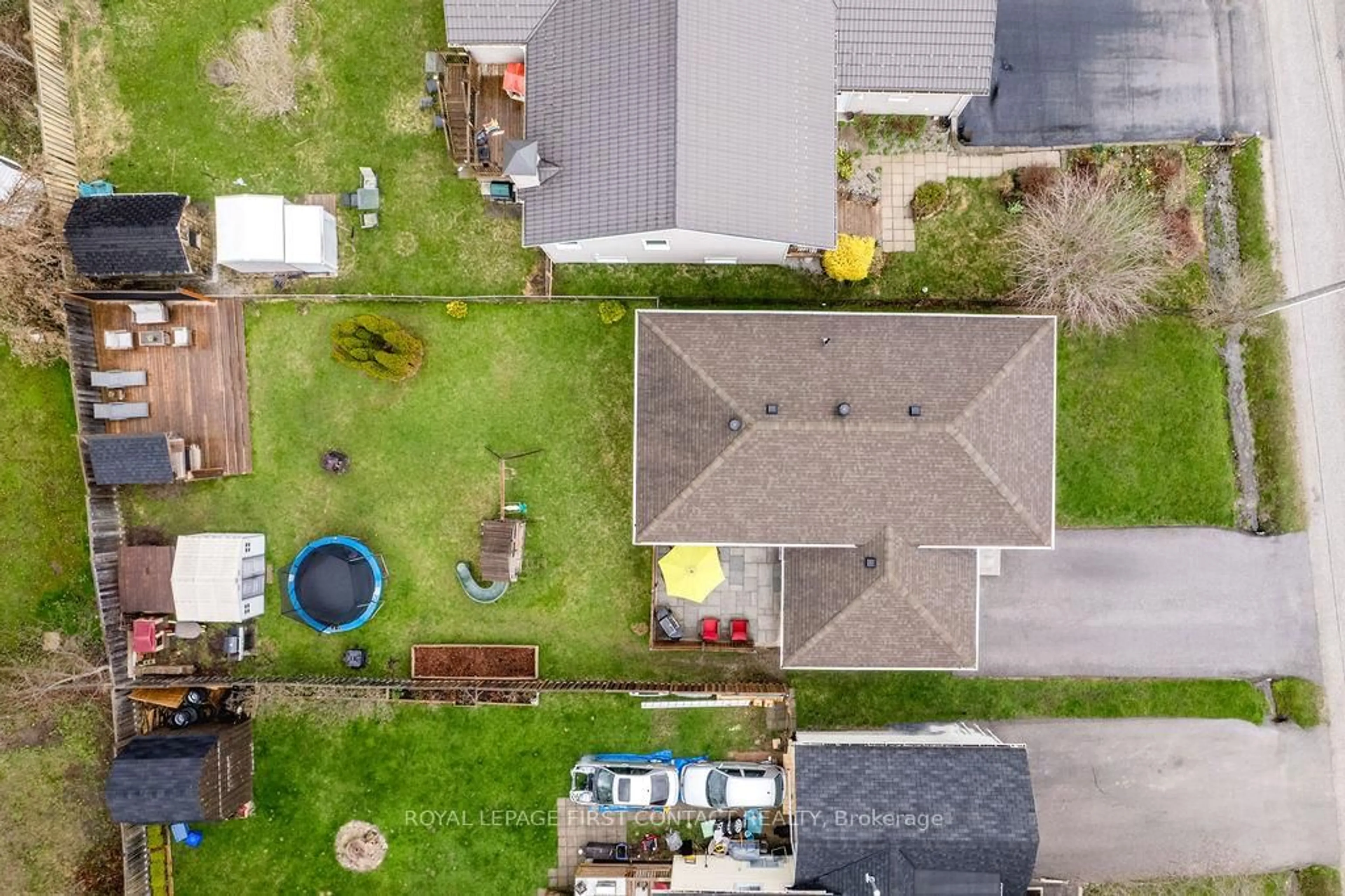 A pic from outside/outdoor area/front of a property/back of a property/a pic from drone, street for 782 Chestnut St, Innisfil Ontario L9S 2H9