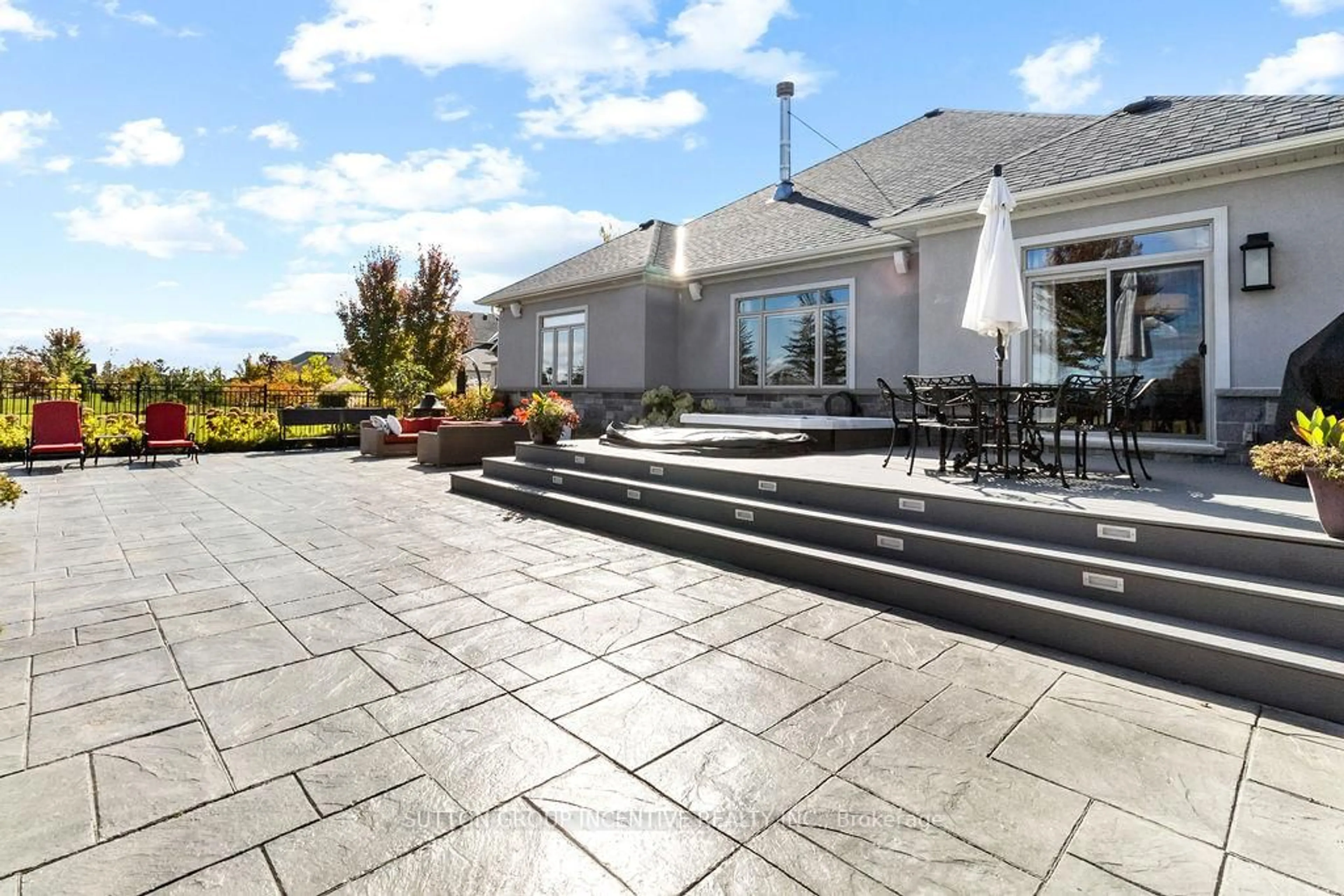 Patio, street for 327 Sunnybrae Ave, Innisfil Ontario L9S 0K9