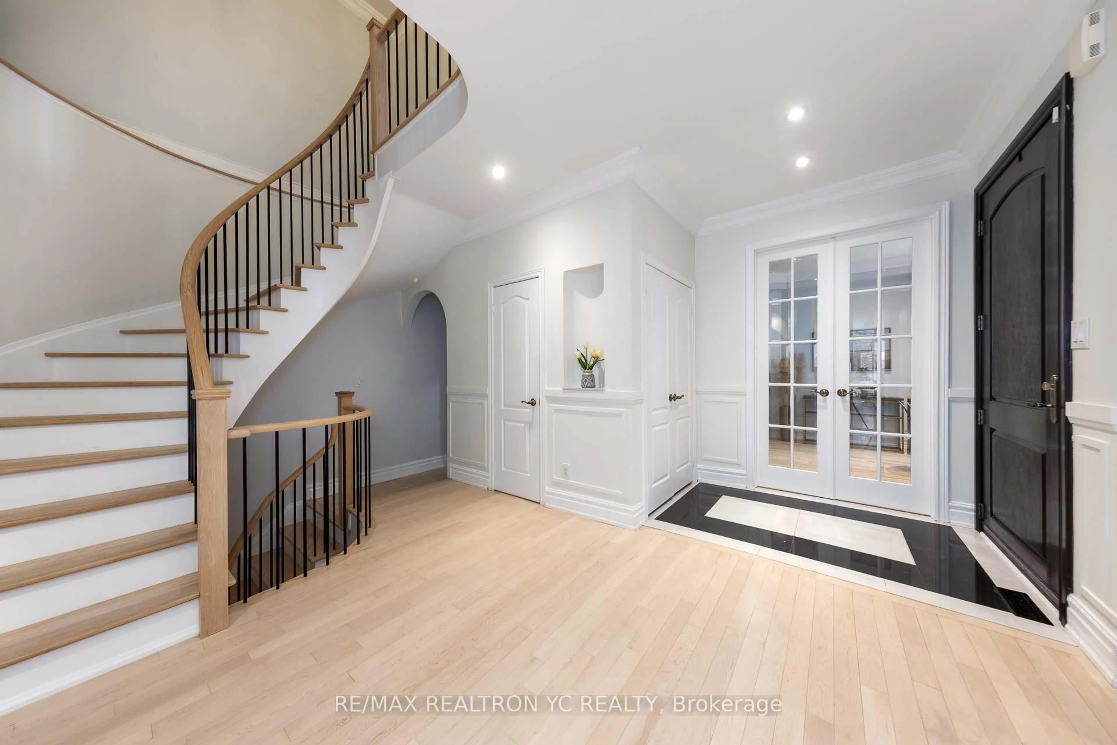Indoor entryway for 125 Katerina Ave, Vaughan Ontario L4J 8H3