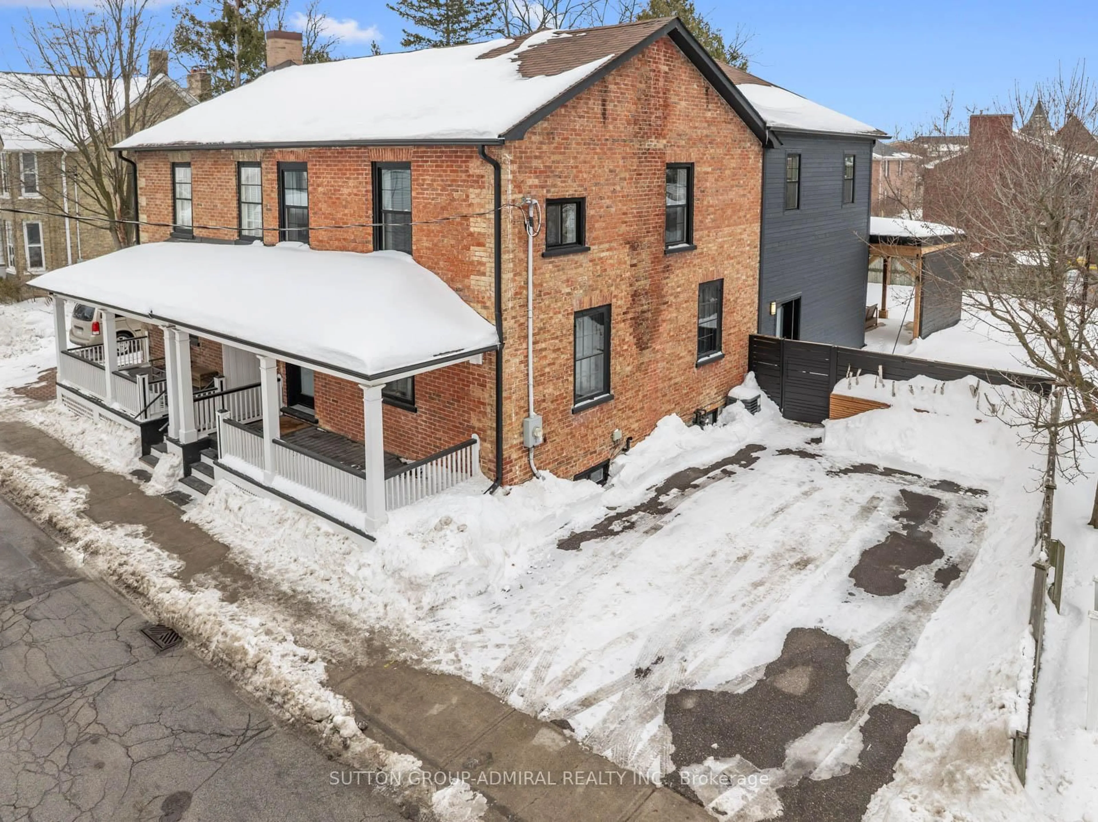 A pic from outside/outdoor area/front of a property/back of a property/a pic from drone, building for 22 George St, Markham Ontario L3P 2R7