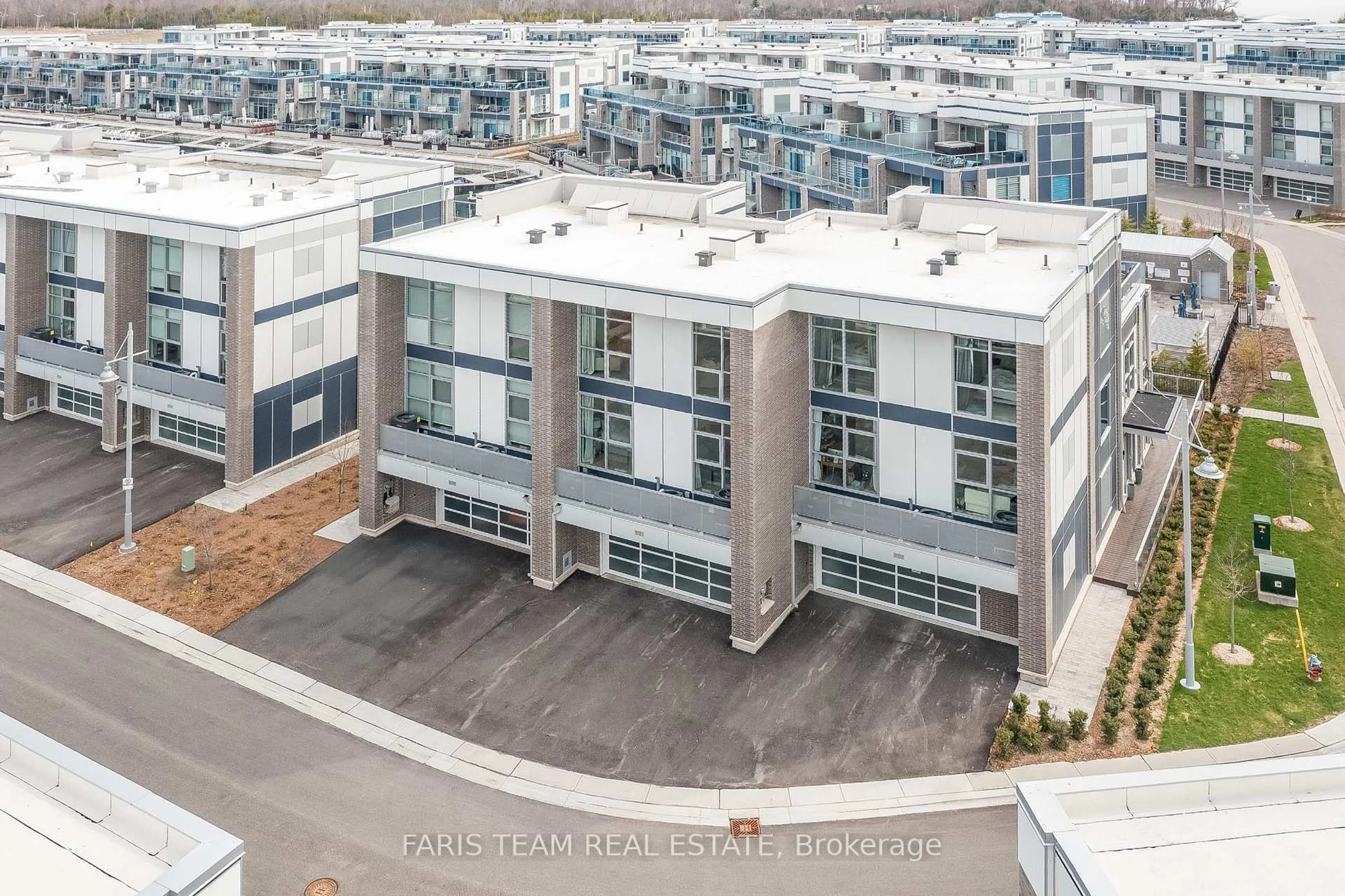 A pic from outside/outdoor area/front of a property/back of a property/a pic from drone, city buildings view from balcony for 3727 Ferretti Crt, Innisfil Ontario L9S 0N6