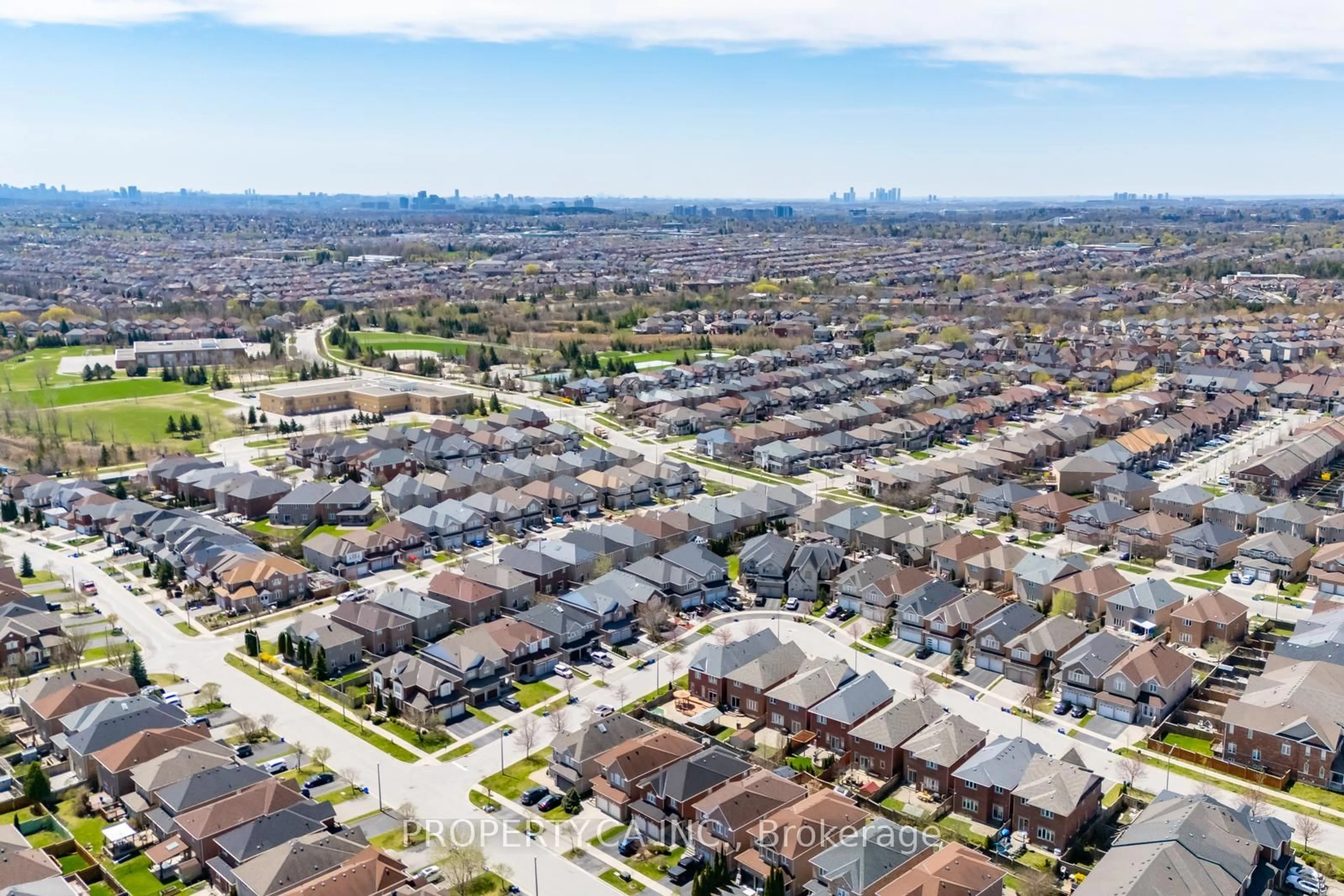 A pic from outside/outdoor area/front of a property/back of a property/a pic from drone, street for 40 Dan Patrick Dr, Richmond Hill Ontario L4S 2S7