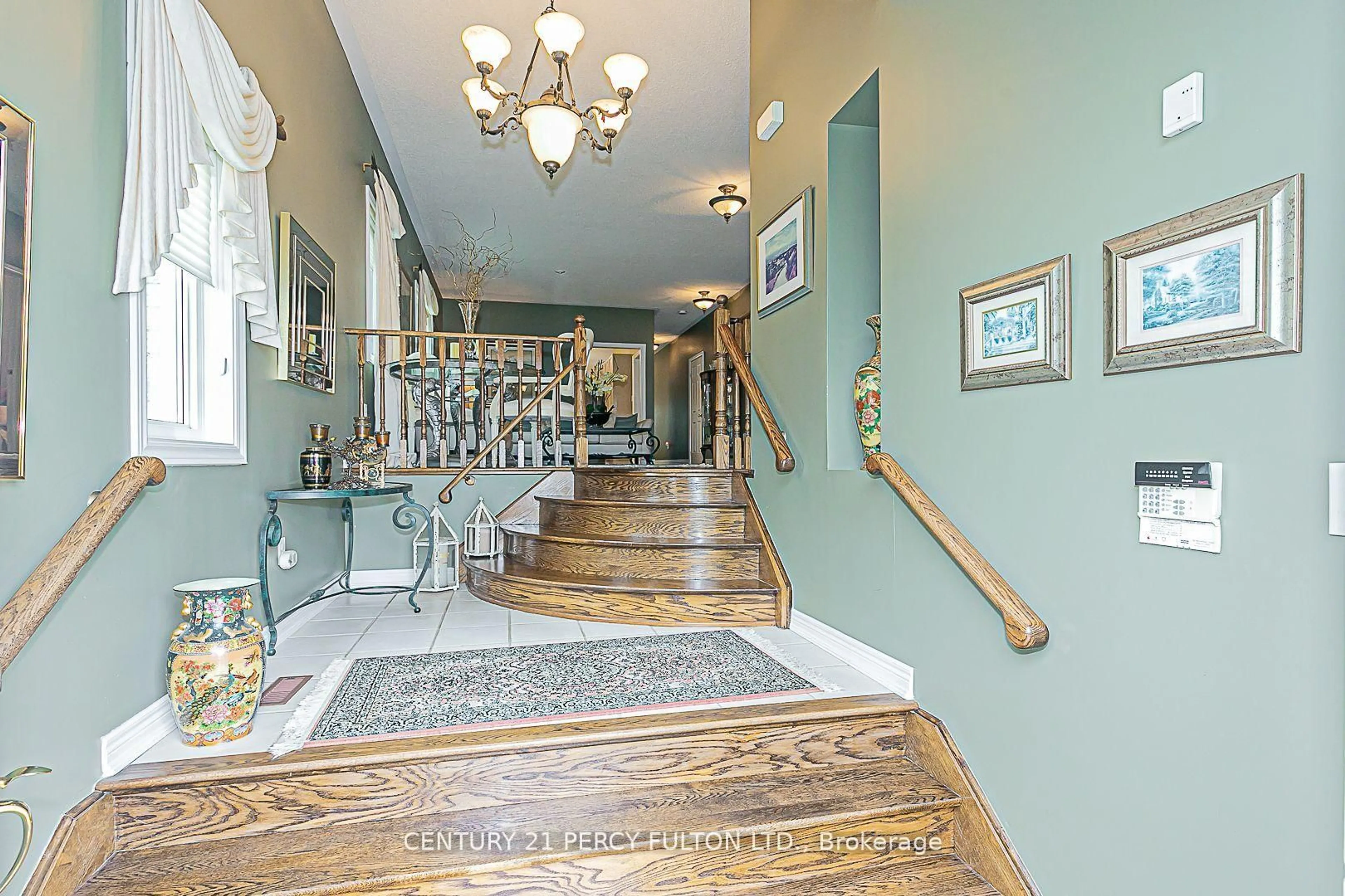 Indoor foyer for 508 Stone Rd, Aurora Ontario L4G 6Z6