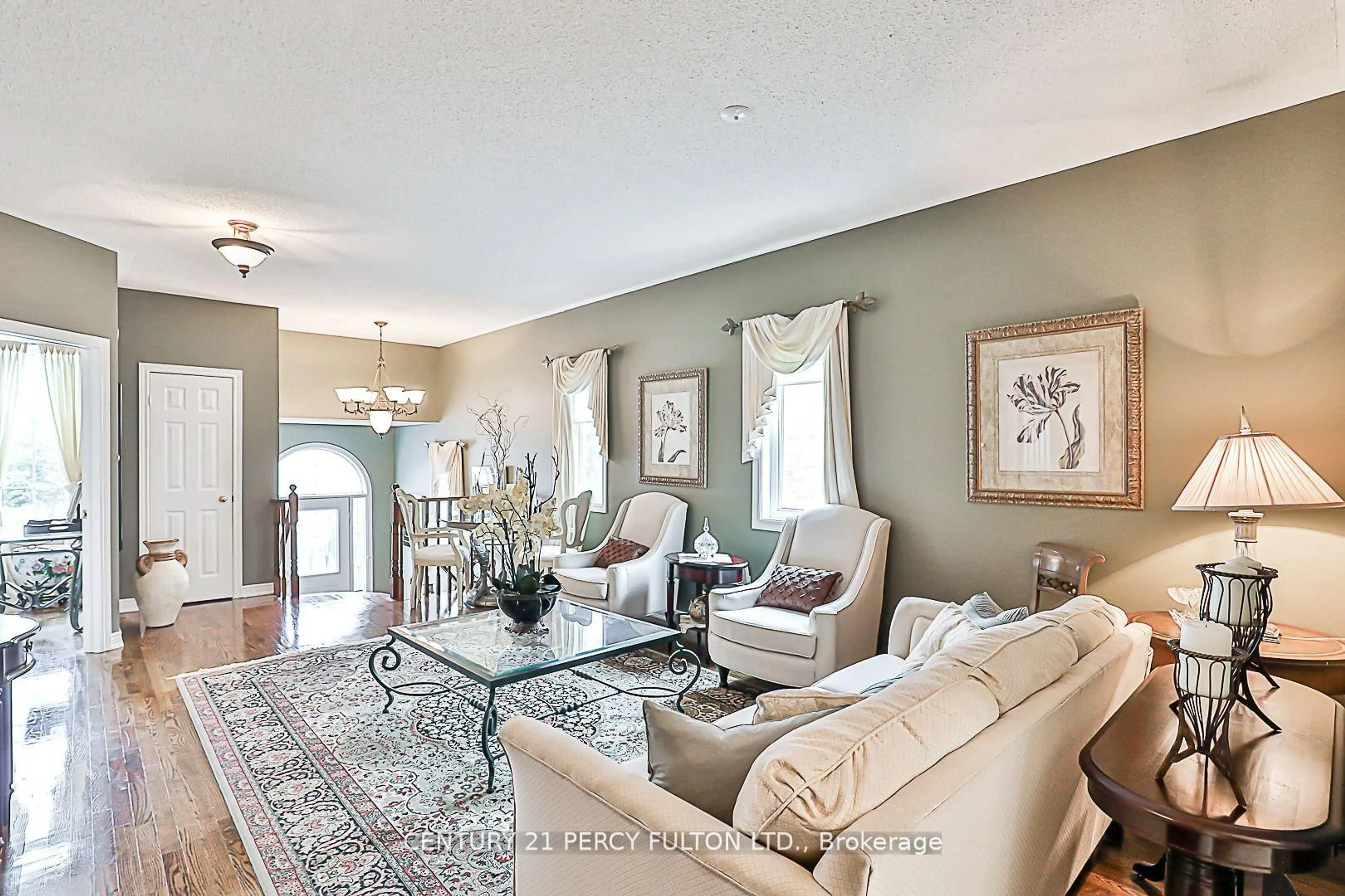Living room with furniture, unknown for 508 Stone Rd, Aurora Ontario L4G 6Z6