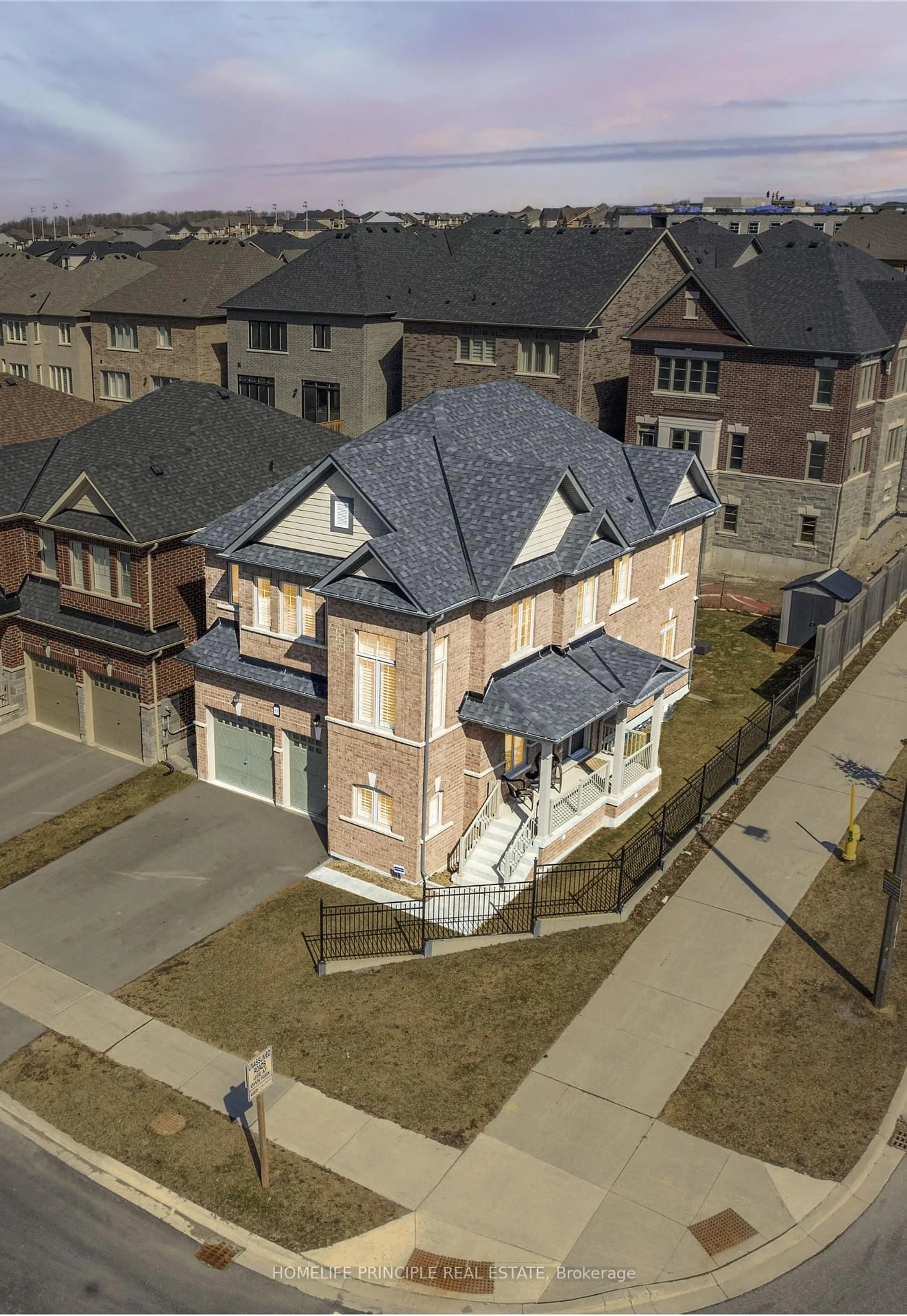 A pic from outside/outdoor area/front of a property/back of a property/a pic from drone, unknown for 88 Ben Sinclair Ave, East Gwillimbury Ontario L9N 0S2