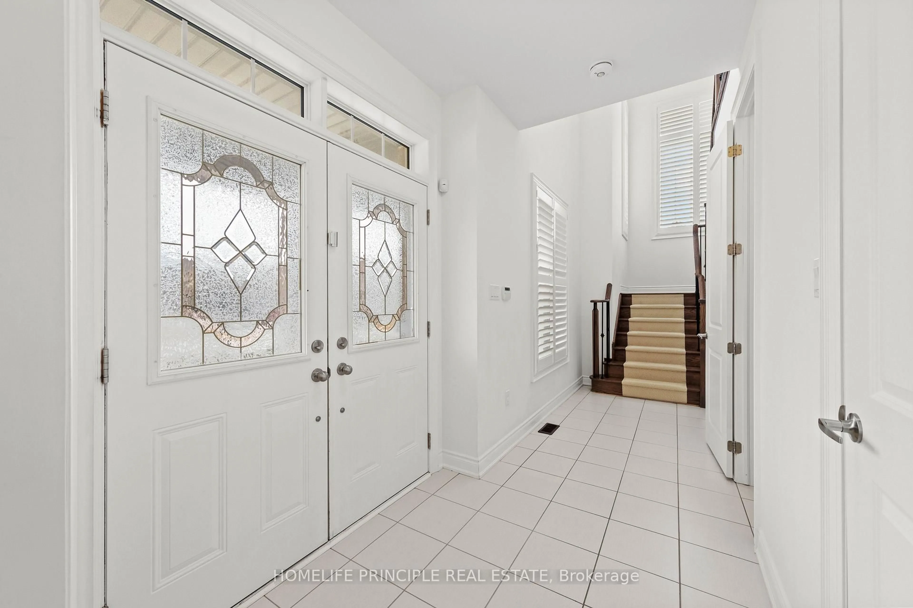 Indoor entryway for 88 Ben Sinclair Ave, East Gwillimbury Ontario L9N 0S2
