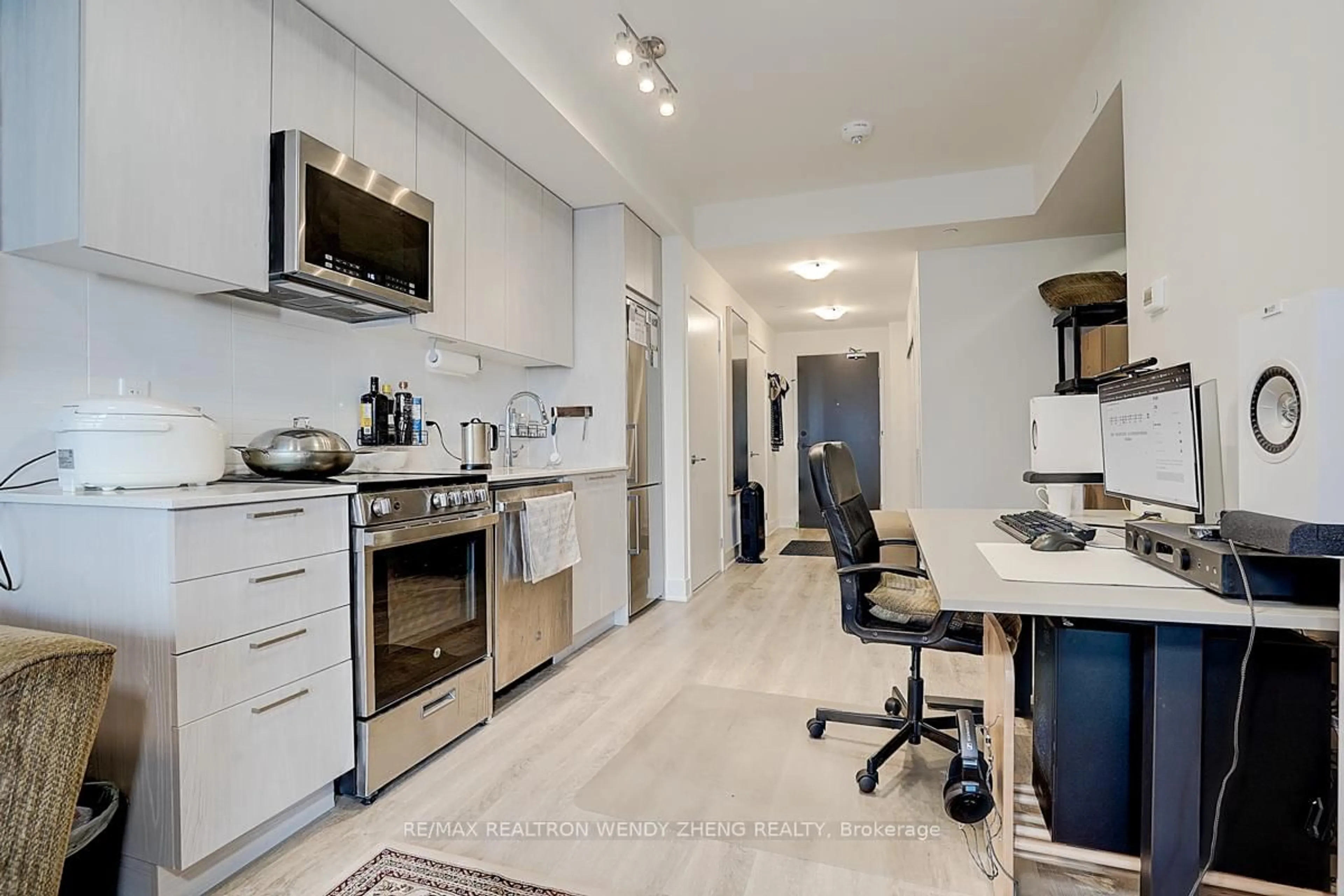 Open concept kitchen, ceramic/tile floor for 185 Deerfield Rd #1201, Newmarket Ontario L3Y 0G7
