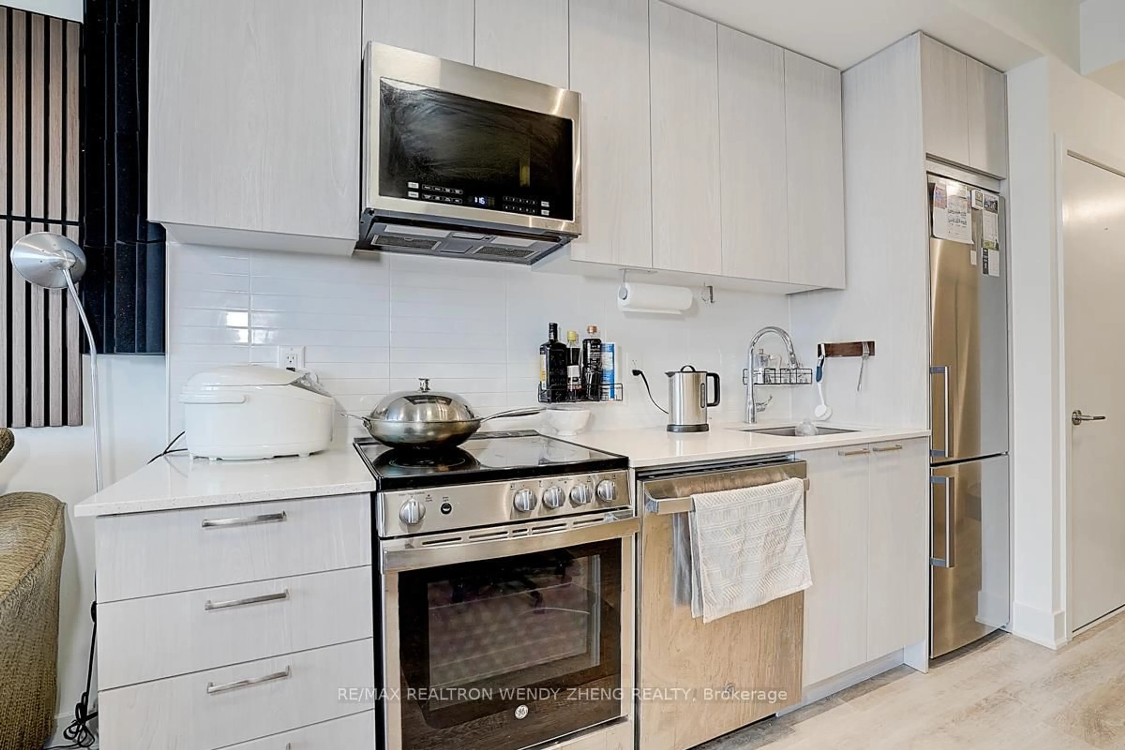 Standard kitchen, ceramic/tile floor for 185 Deerfield Rd #1201, Newmarket Ontario L3Y 0G7