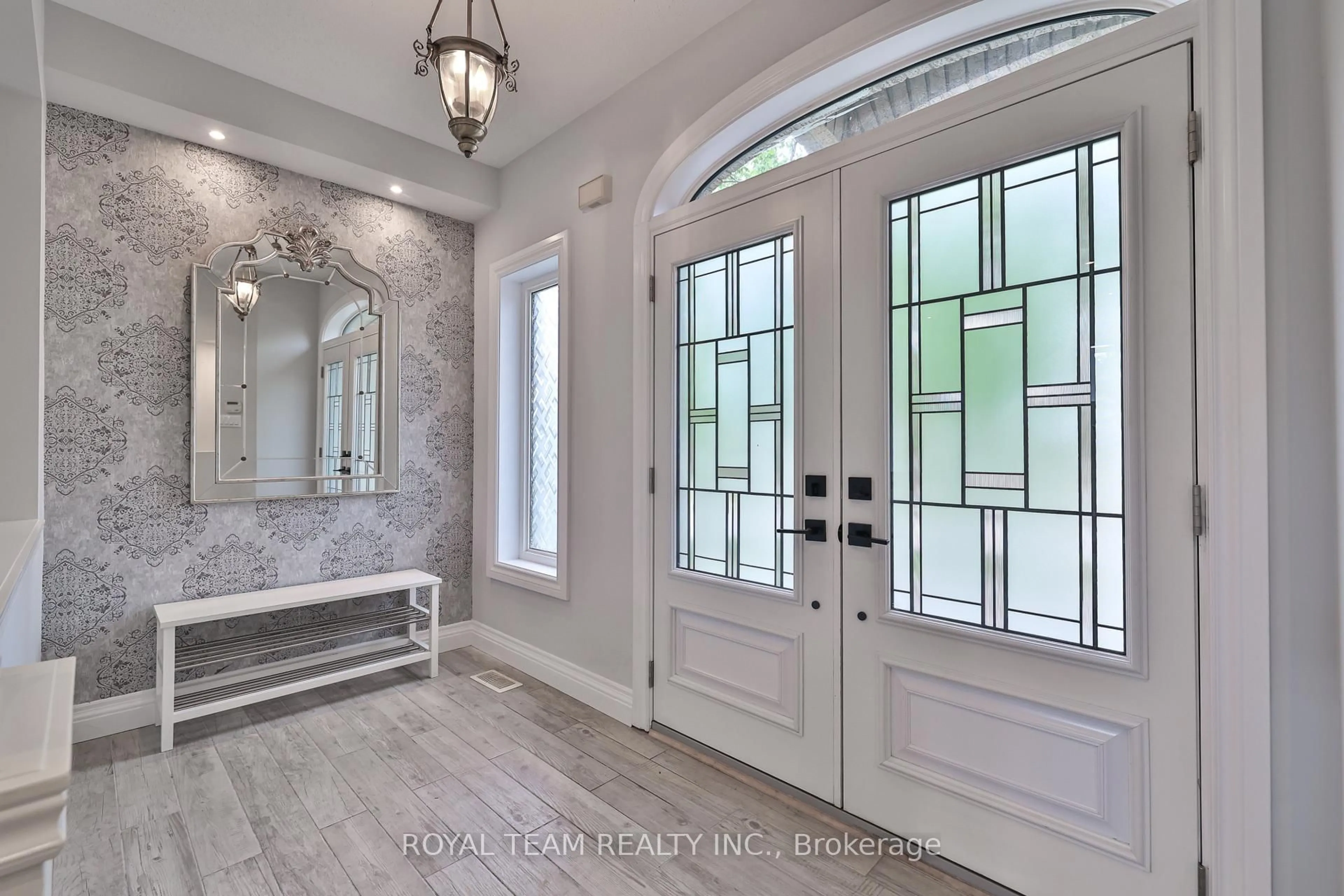 Indoor entryway for 2 Gleave Crt, Aurora Ontario L4G 7L9